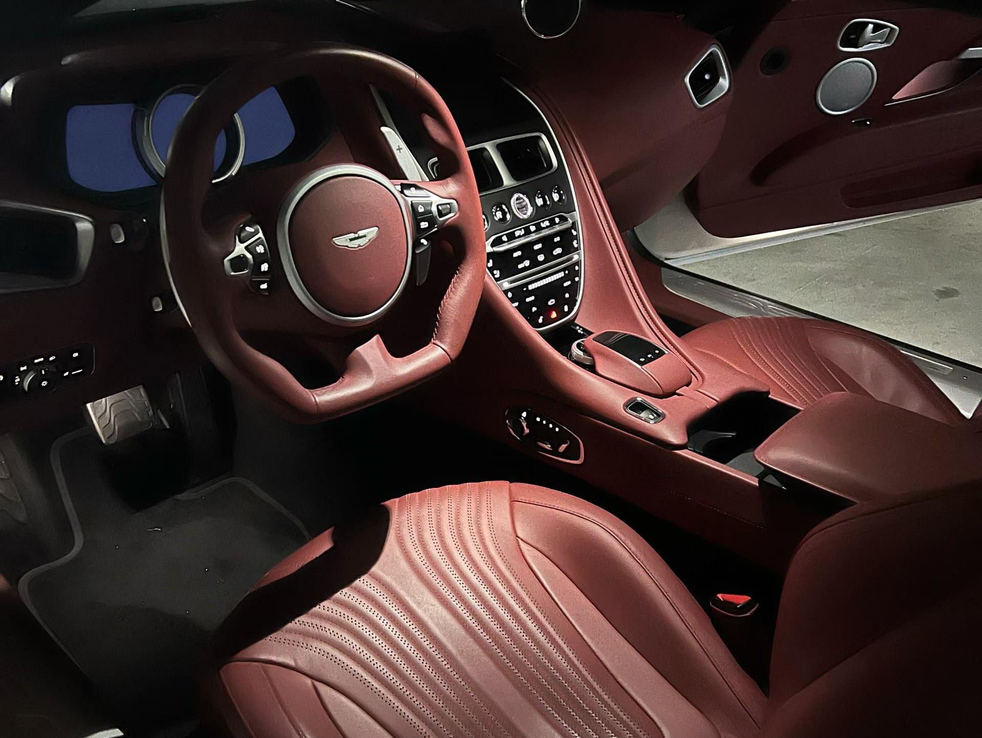 二手阿斯顿·马丁 DB11 白色/红色 2023款 4.0T V8 Coupe