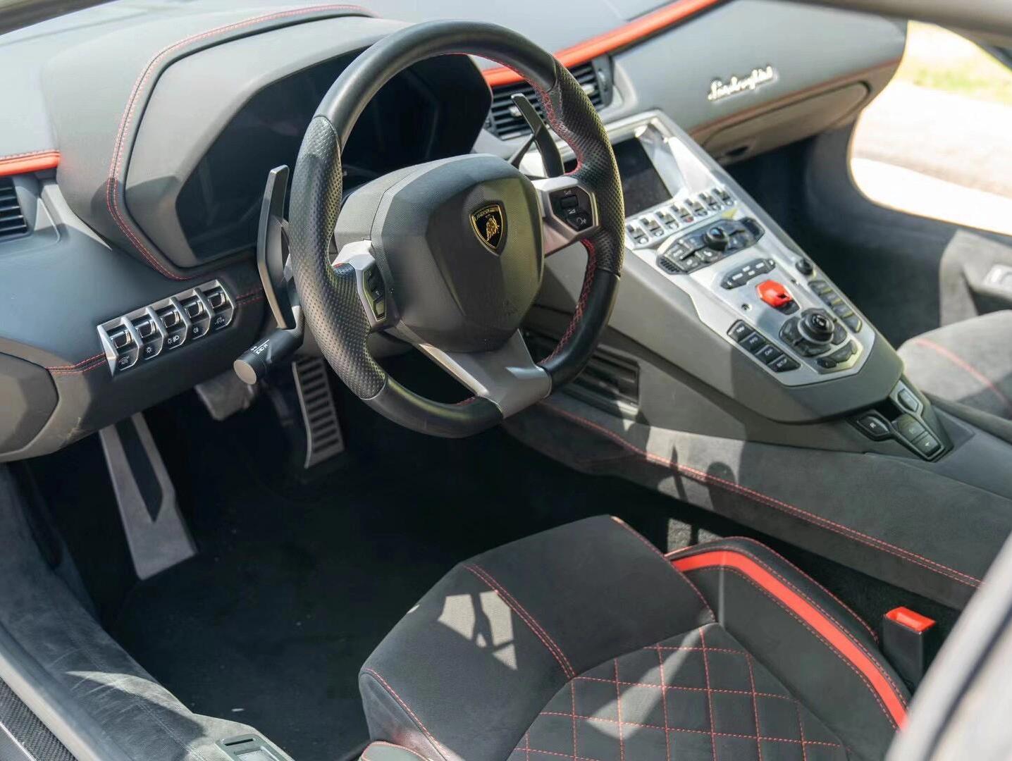 二手兰博基尼 Aventador 灰色/黑色 2017款 Aventador S