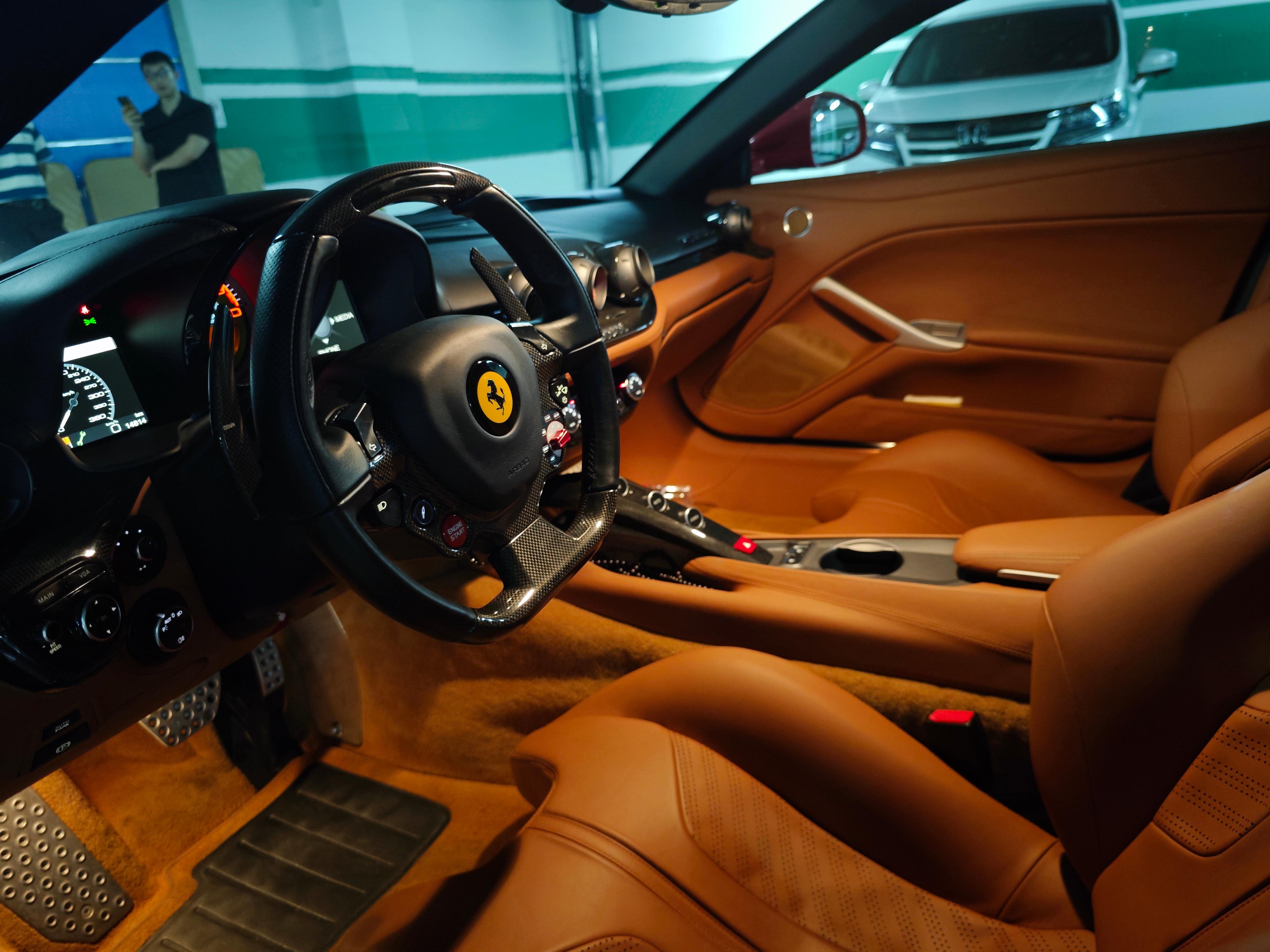 二手法拉利 F12berlinetta  红色/棕色 2013款 6.3L 标准型