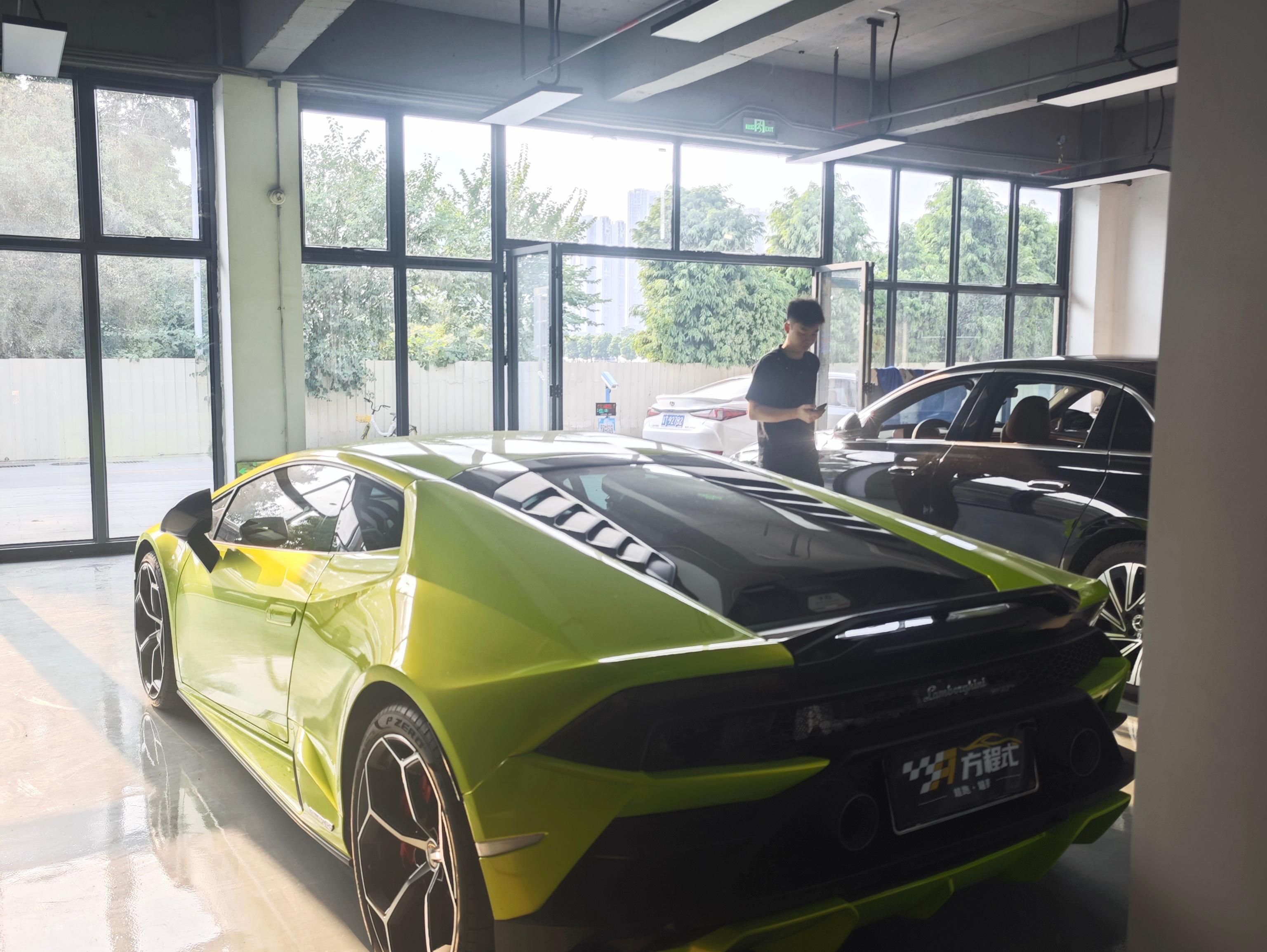 二手兰博基尼 Huracán 战斗灰/黑/红双拼 2020款 Huracán EVO RWD