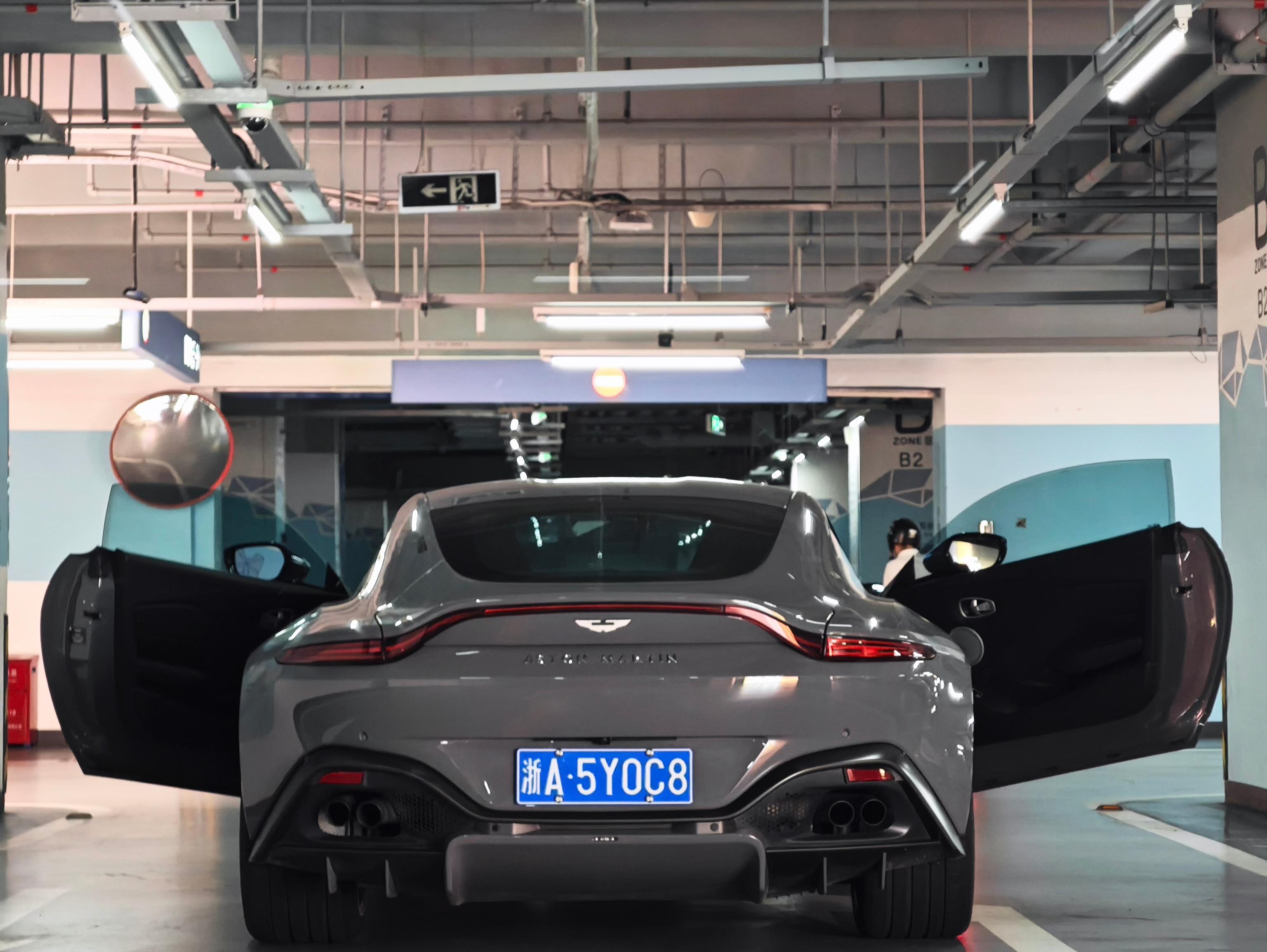 二手阿斯顿·马丁 V8 Vantage 灰色/黑色 2022款 4.0T V8 Coupe