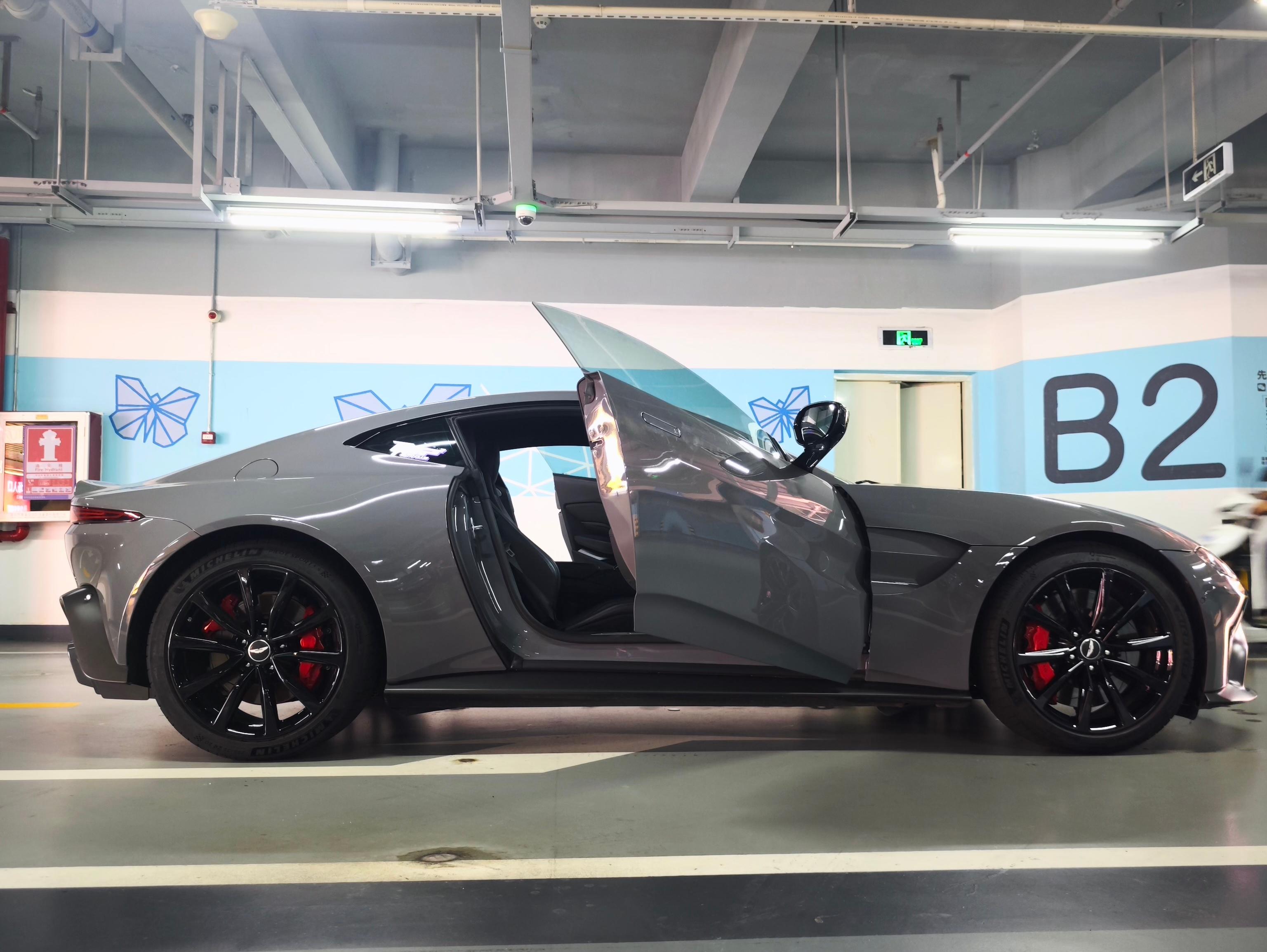 二手阿斯顿·马丁 V8 Vantage 灰色/黑色 2022款 4.0T V8 Coupe