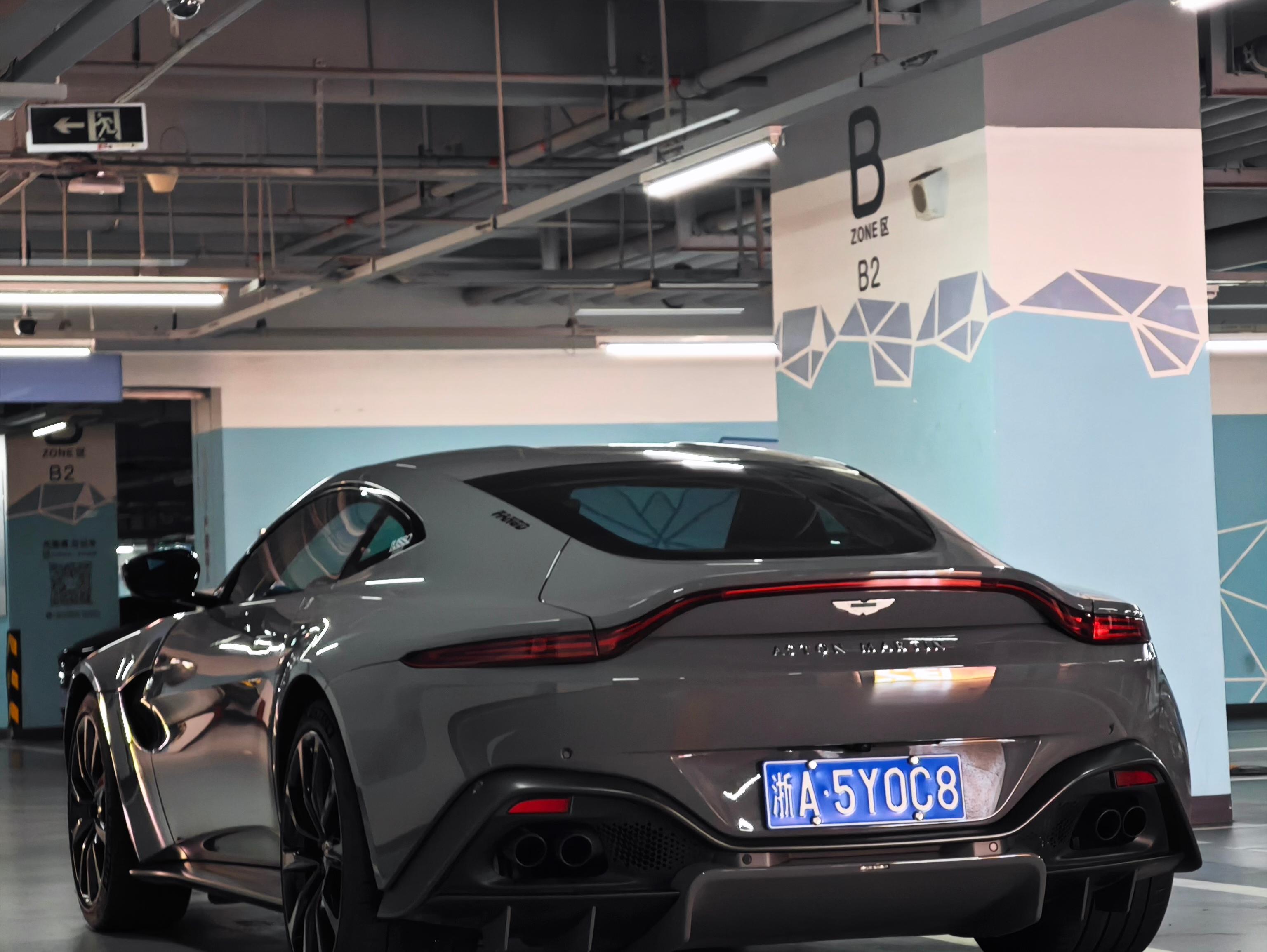 二手阿斯顿·马丁 V8 Vantage 灰色/黑色 2022款 4.0T V8 Coupe