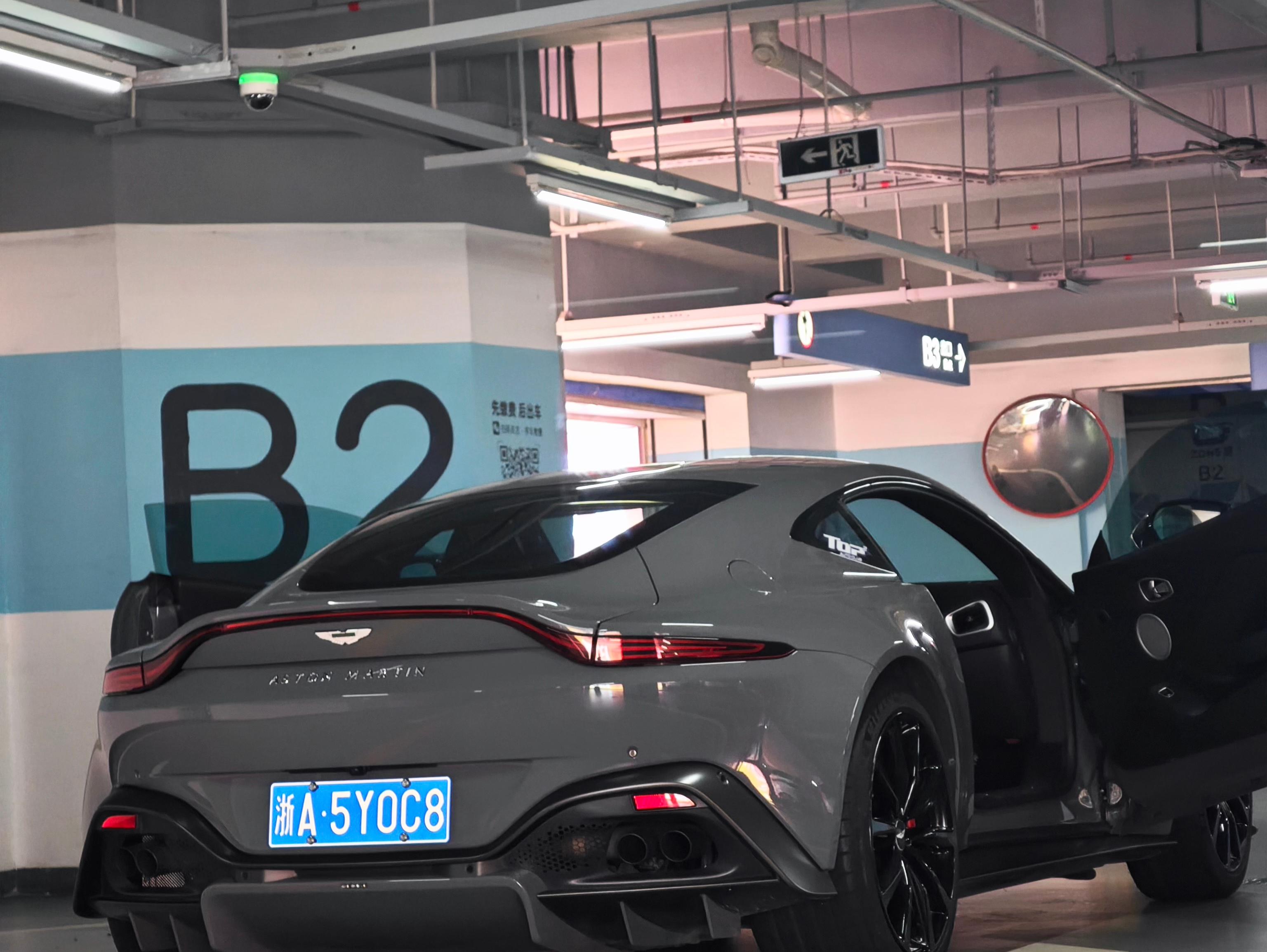 二手阿斯顿·马丁 V8 Vantage 灰色/黑色 2022款 4.0T V8 Coupe