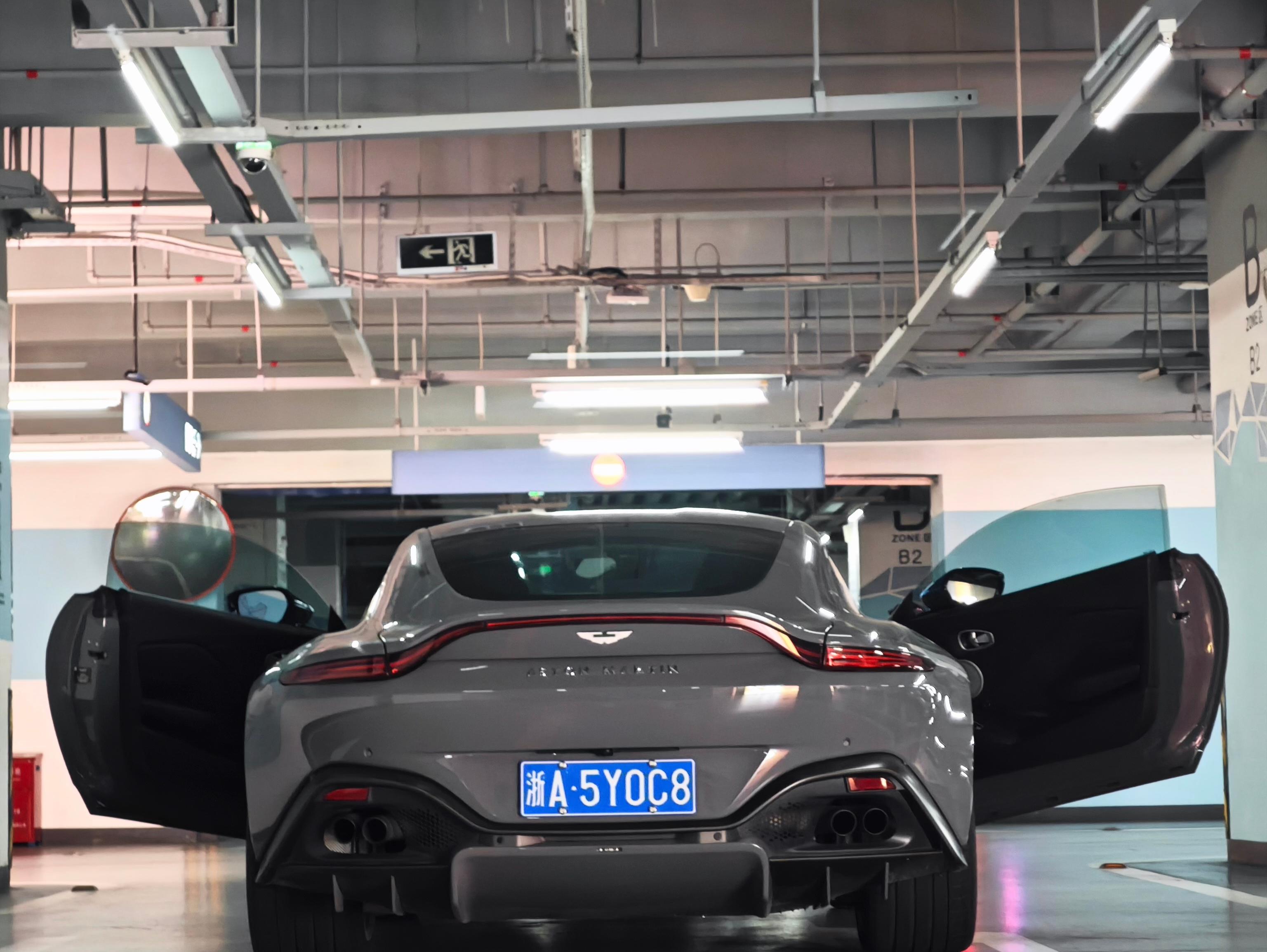 二手阿斯顿·马丁 V8 Vantage 灰色/黑色 2022款 4.0T V8 Coupe