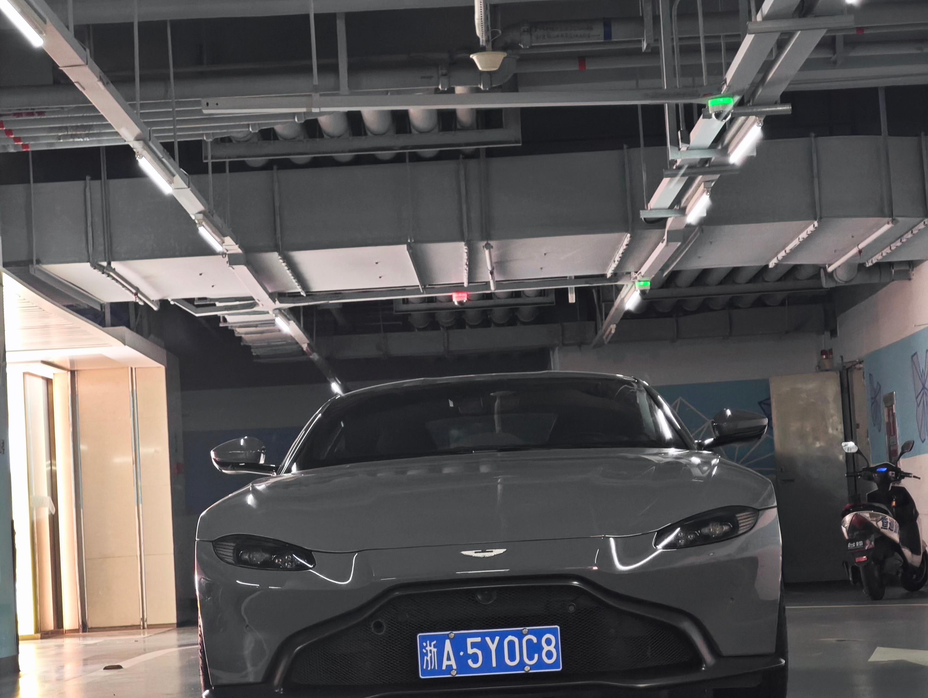 二手阿斯顿·马丁 V8 Vantage 灰色/黑色 2022款 4.0T V8 Coupe