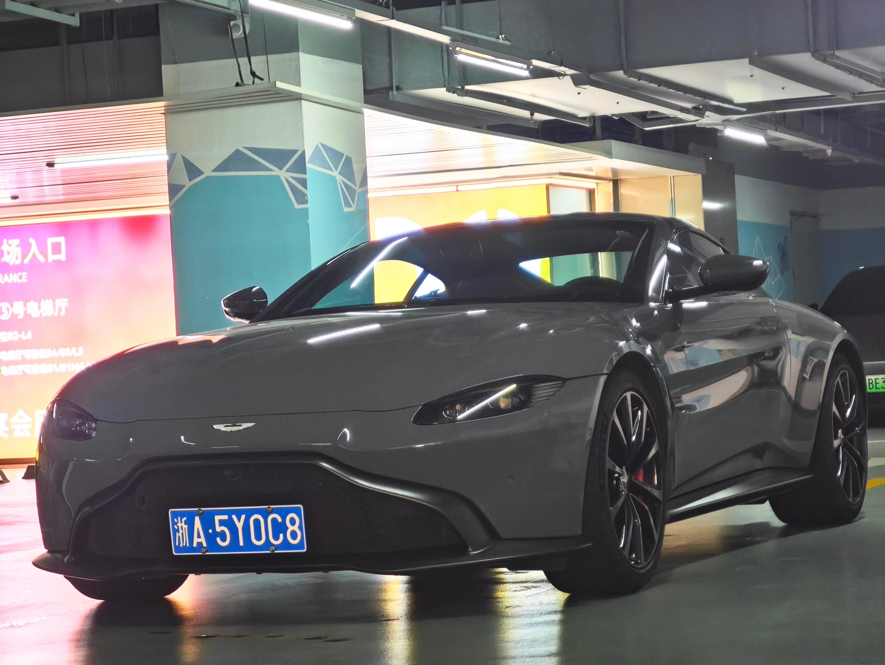 二手阿斯顿·马丁 V8 Vantage 灰色/黑色 2022款 4.0T V8 Coupe