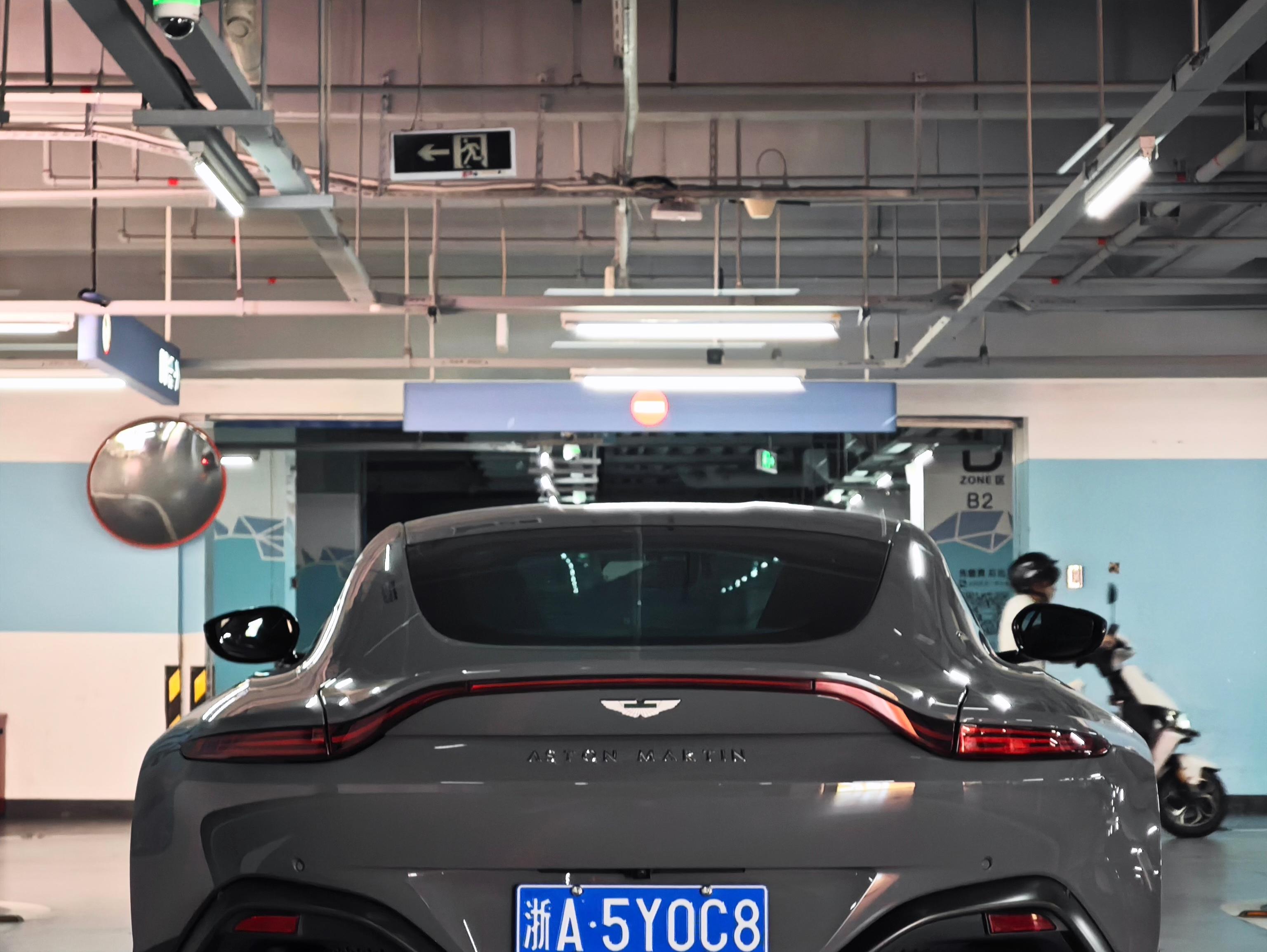 二手阿斯顿·马丁 V8 Vantage 灰色/黑色 2022款 4.0T V8 Coupe