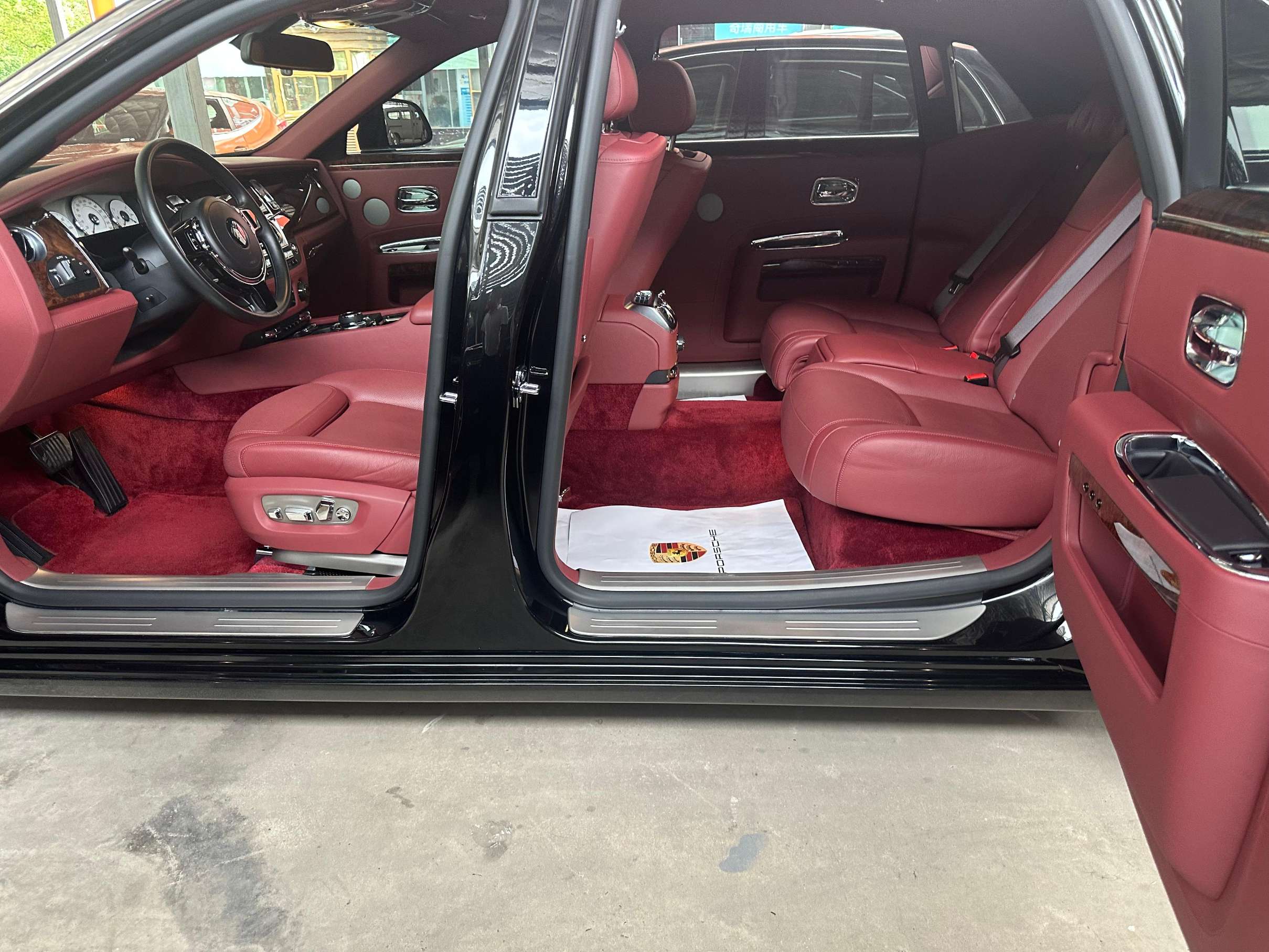 二手劳斯莱斯 古思特 黑色/红色 2015款 Series II 加长版