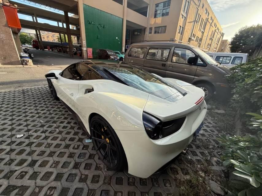 二手法拉利 488 白色/红色 2015款 488 GTB