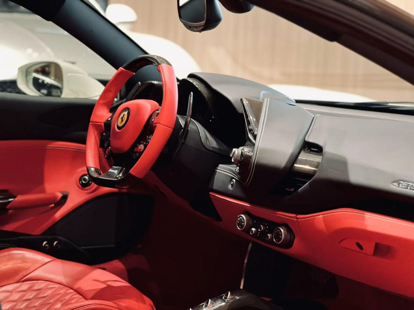 二手法拉利 488 白色/红色 2015款 488 GTB