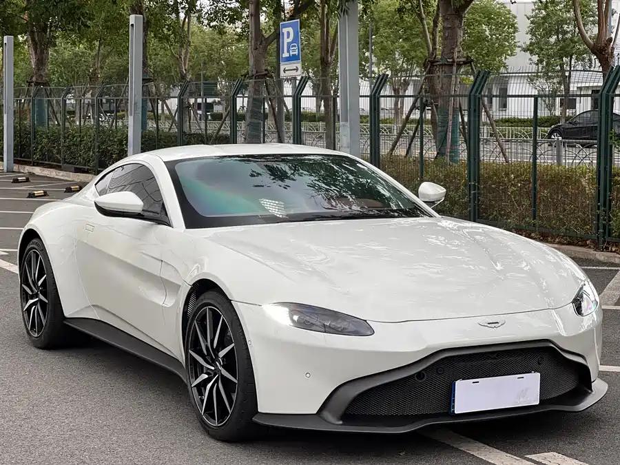 二手阿斯顿·马丁 V8 Vantage 冰川白/红色 2018款 4.0T V8 Coupe