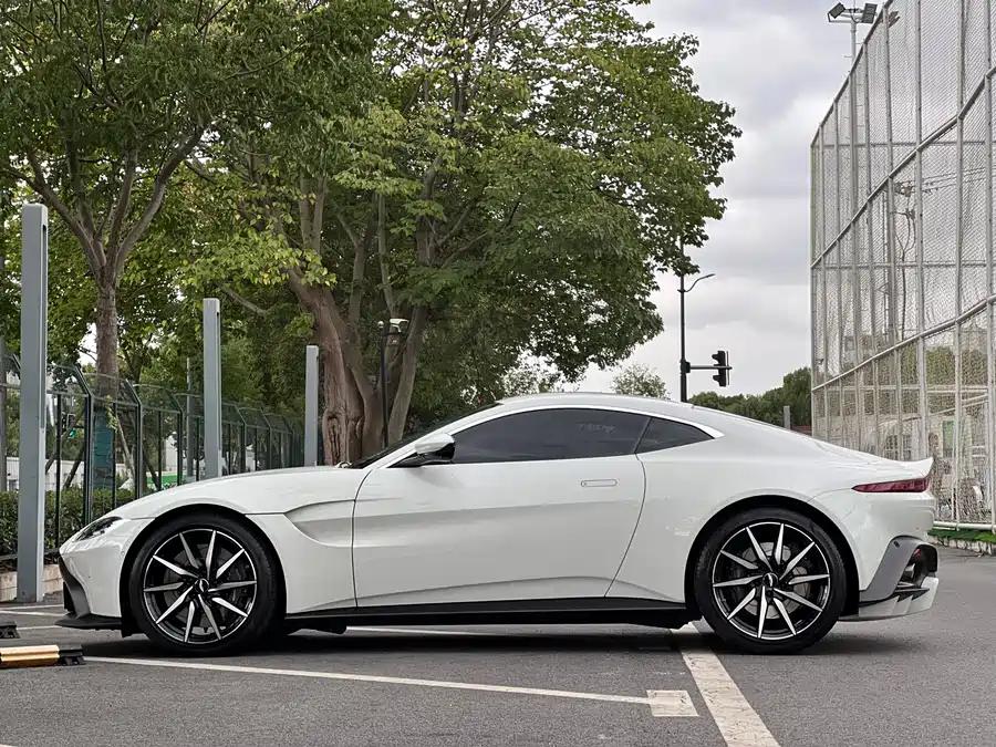 二手阿斯顿·马丁 V8 Vantage 冰川白/红色 2018款 4.0T V8 Coupe