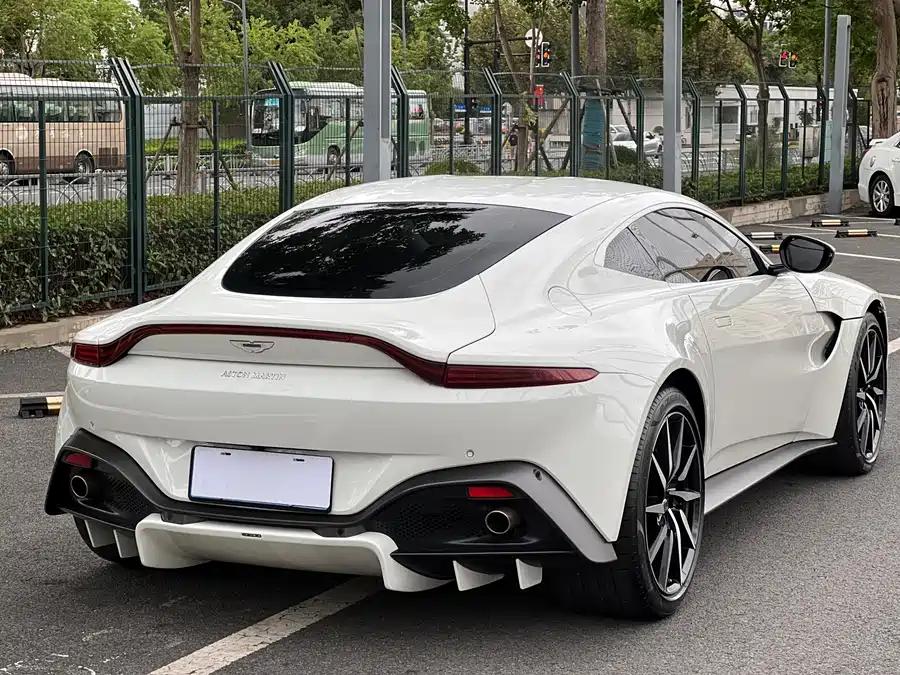 二手阿斯顿·马丁 V8 Vantage 冰川白/红色 2018款 4.0T V8 Coupe