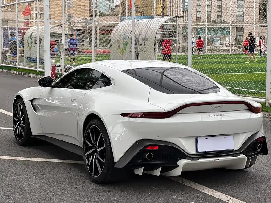 二手阿斯顿·马丁 V8 Vantage 冰川白/红色 2018款 4.0T V8 Coupe