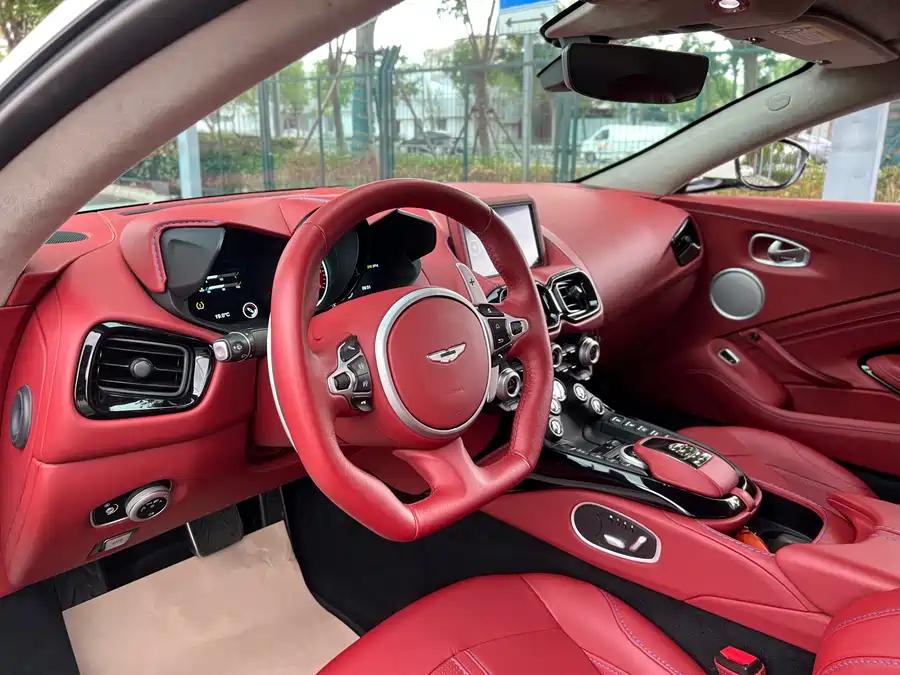 二手阿斯顿·马丁 V8 Vantage 冰川白/红色 2018款 4.0T V8 Coupe