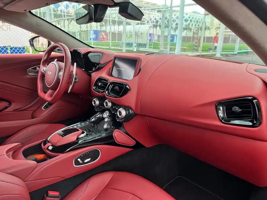 二手阿斯顿·马丁 V8 Vantage 冰川白/红色 2018款 4.0T V8 Coupe