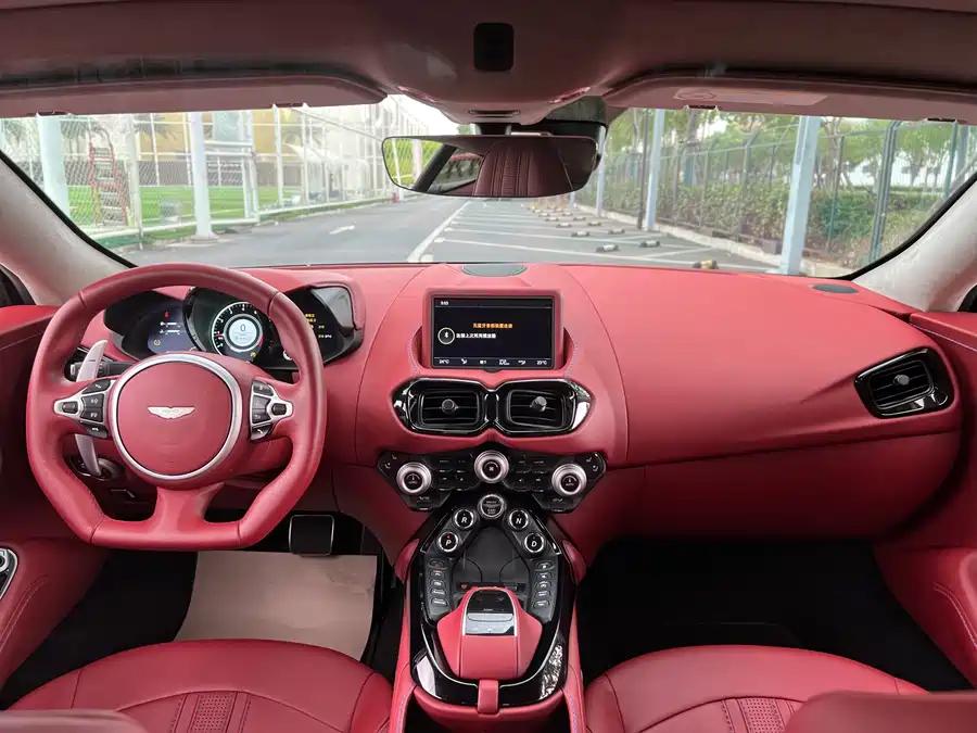 二手阿斯顿·马丁 V8 Vantage 冰川白/红色 2018款 4.0T V8 Coupe