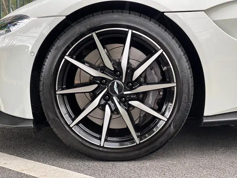 二手阿斯顿·马丁 V8 Vantage 冰川白/红色 2018款 4.0T V8 Coupe