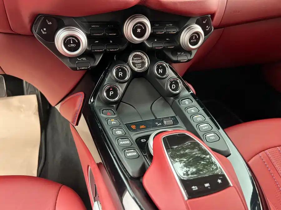 二手阿斯顿·马丁 V8 Vantage 冰川白/红色 2018款 4.0T V8 Coupe