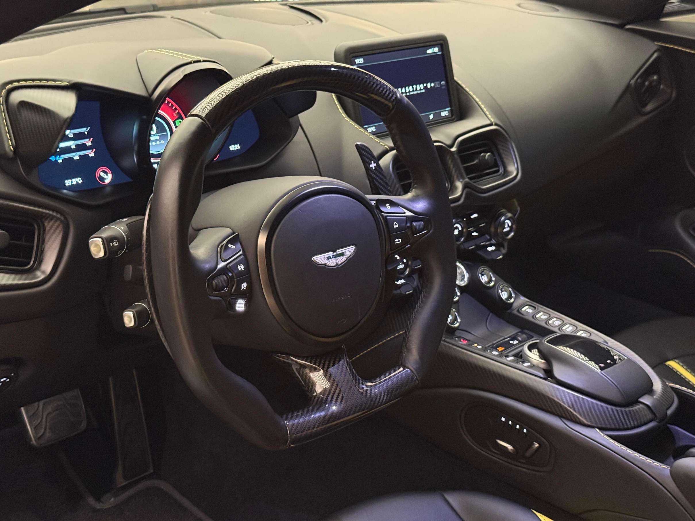 二手阿斯顿·马丁 V8 Vantage 水泥灰/黑黄 2018款 4.0T V8 Coupe