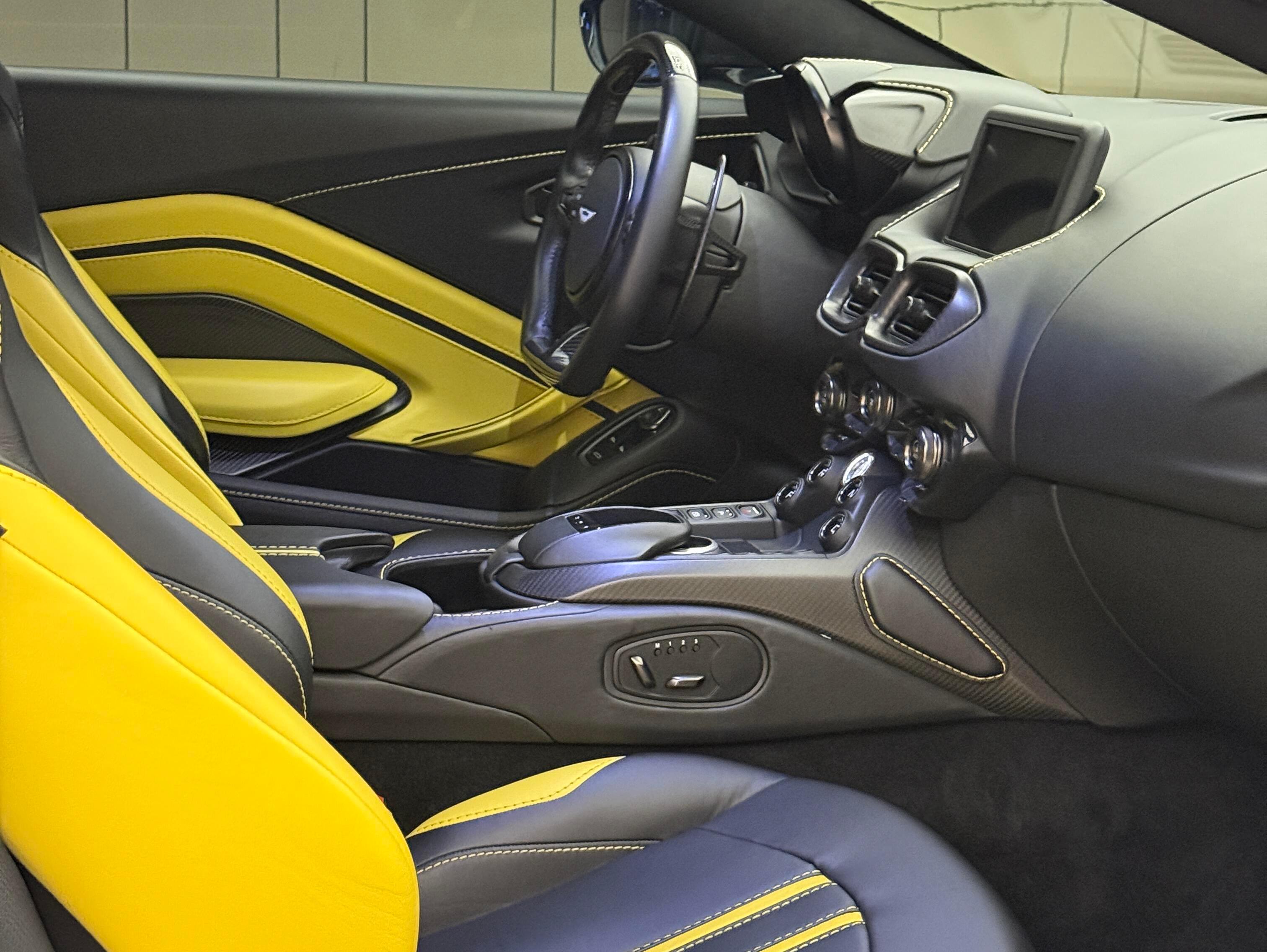 二手阿斯顿·马丁 V8 Vantage 水泥灰/黑黄 2018款 4.0T V8 Coupe