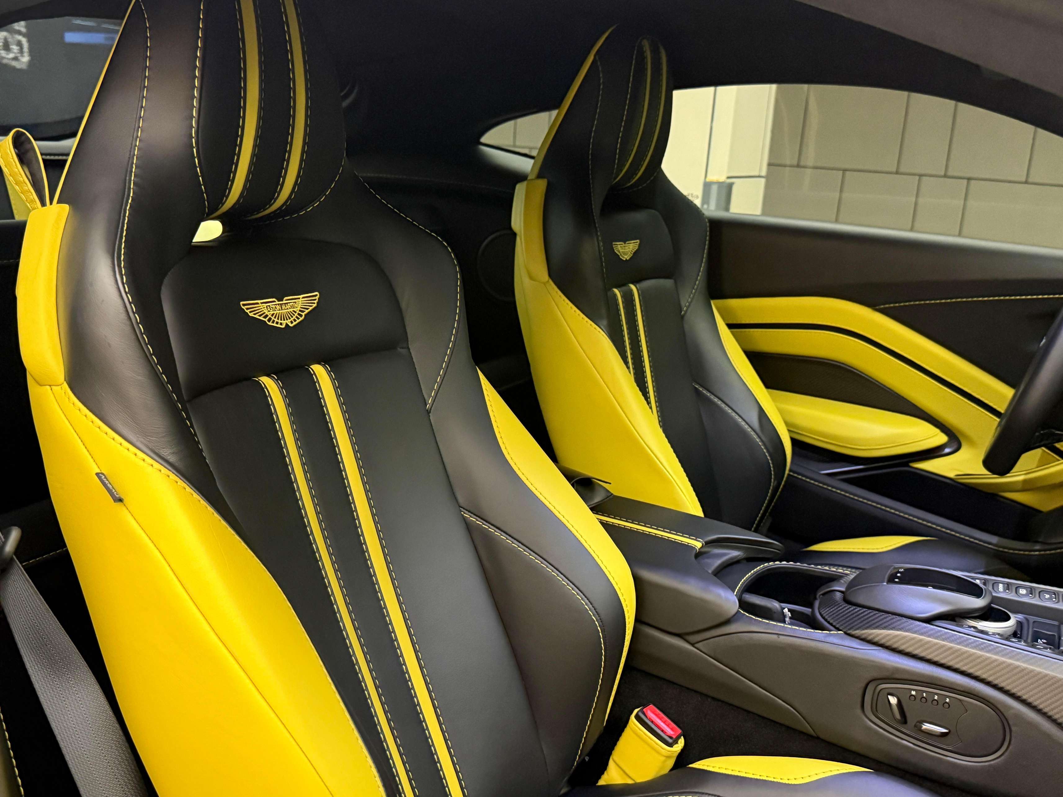 二手阿斯顿·马丁 V8 Vantage 水泥灰/黑黄 2018款 4.0T V8 Coupe