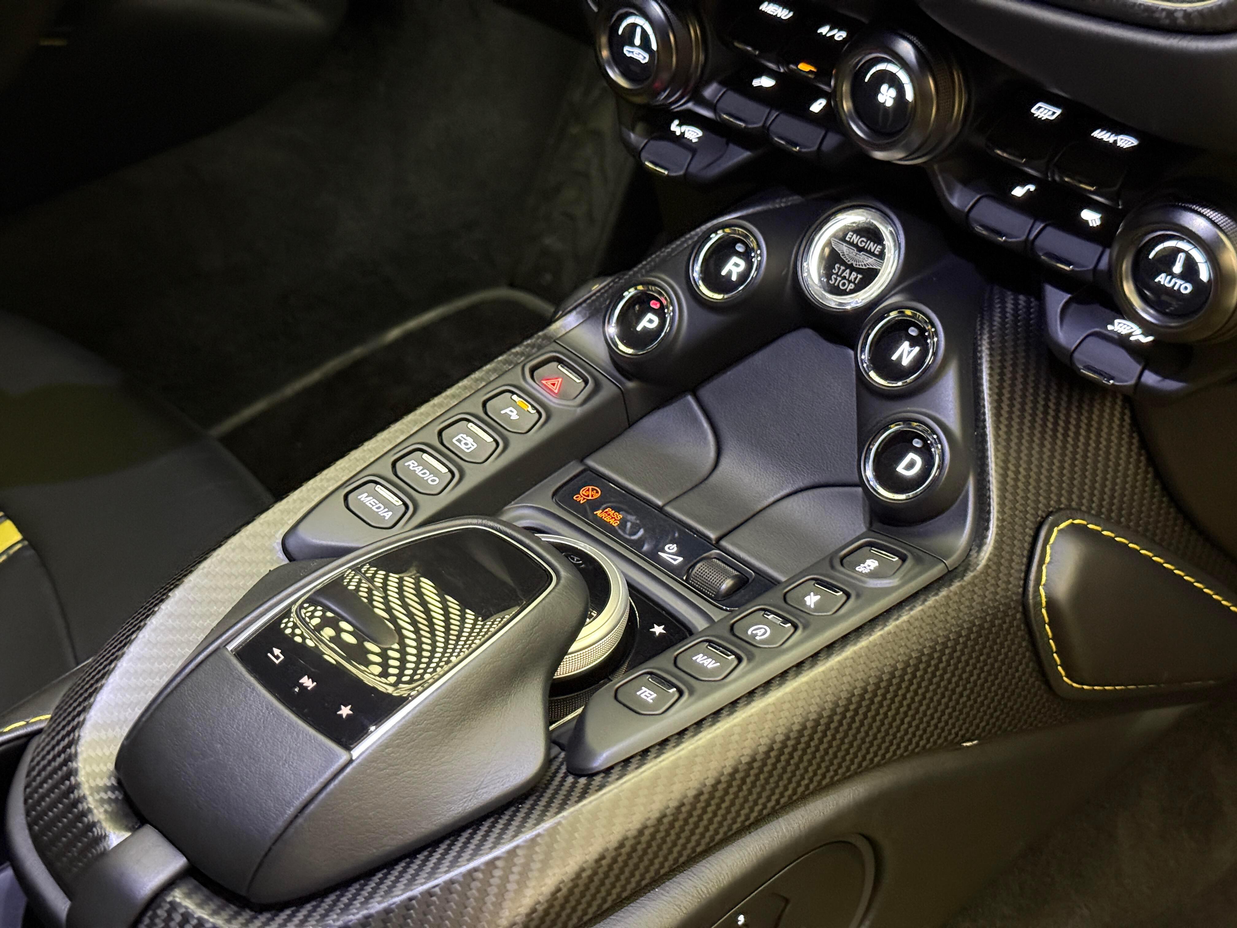 二手阿斯顿·马丁 V8 Vantage 水泥灰/黑黄 2018款 4.0T V8 Coupe