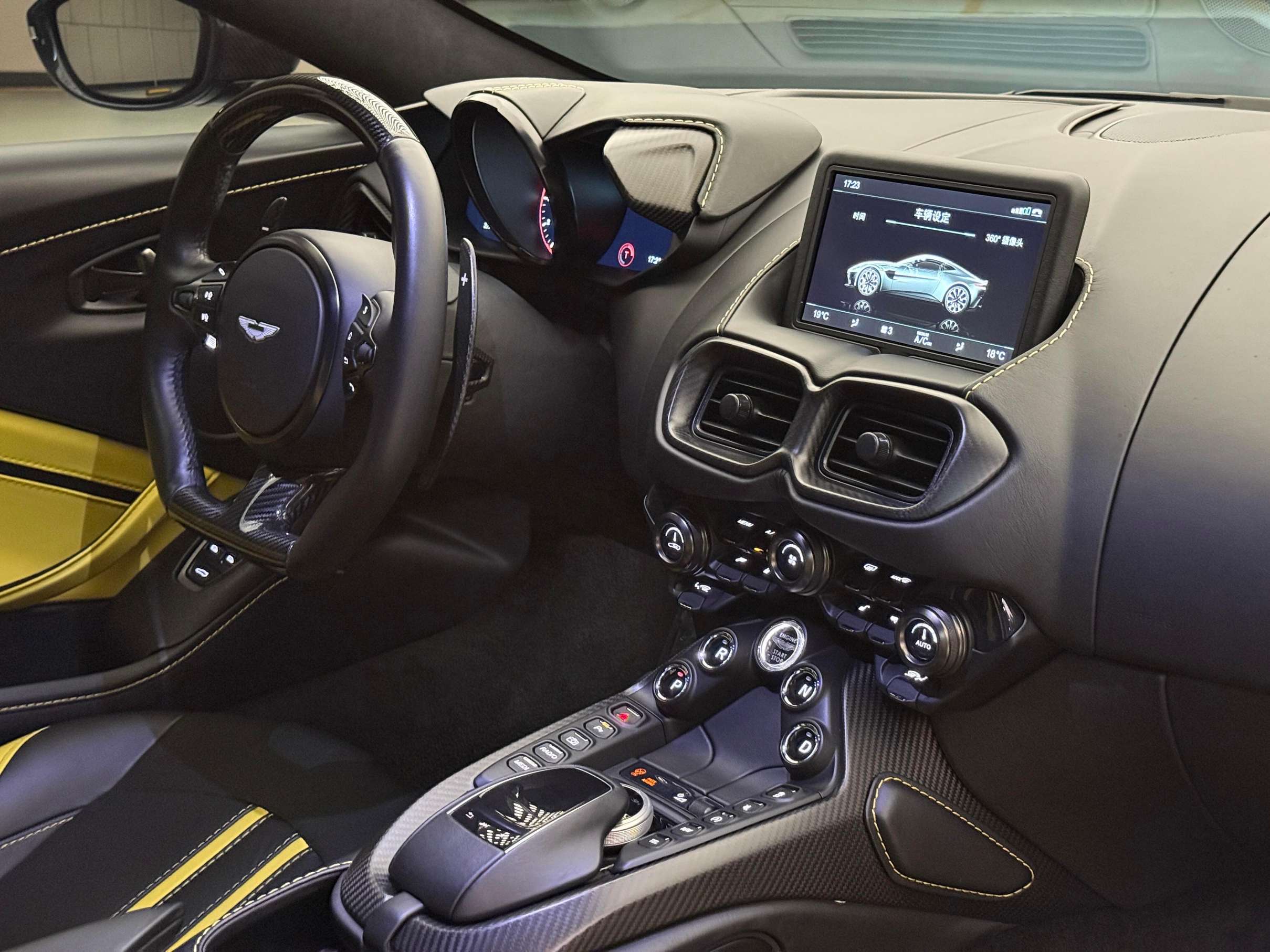 二手阿斯顿·马丁 V8 Vantage 水泥灰/黑黄 2018款 4.0T V8 Coupe