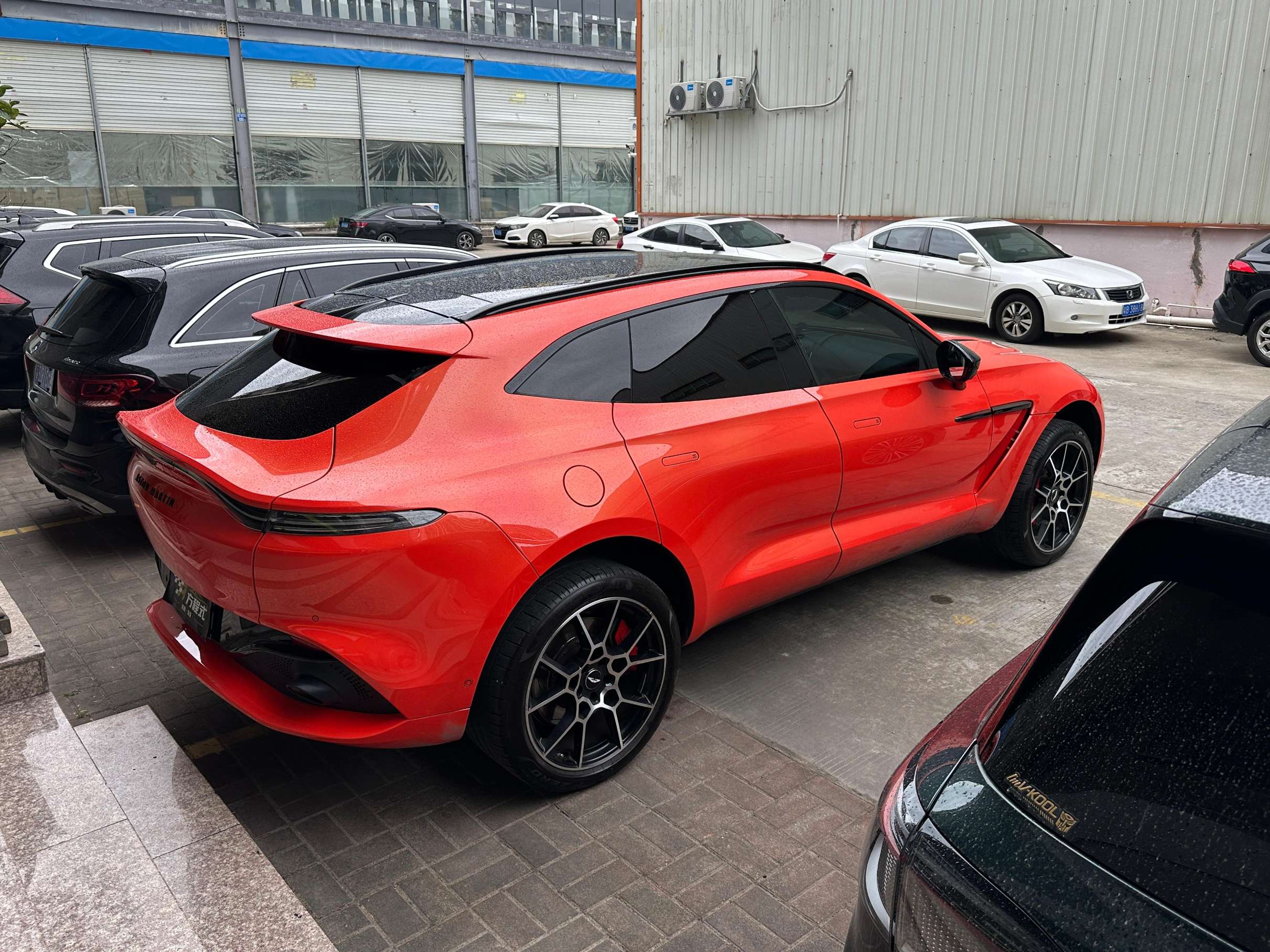 二手阿斯顿·马丁 DBX 珍珠橙/黑色 2021款 4.0T V8 无瑕之焰