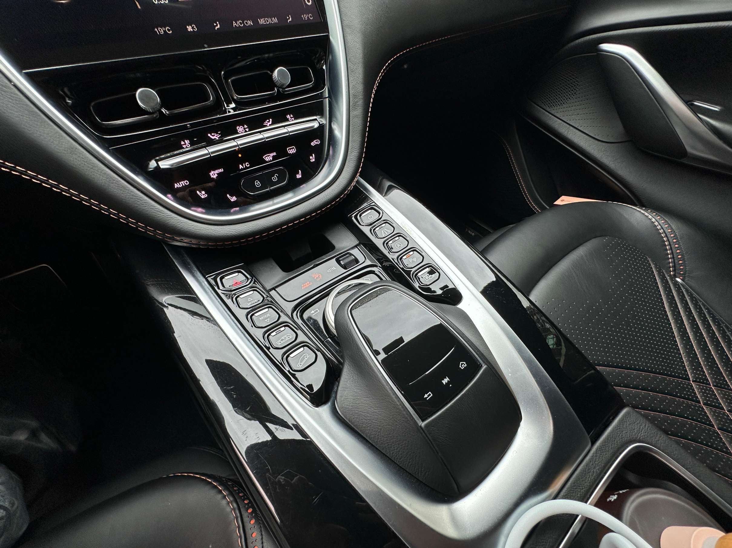 二手阿斯顿·马丁 DBX 珍珠橙/黑色 2021款 4.0T V8 无瑕之焰