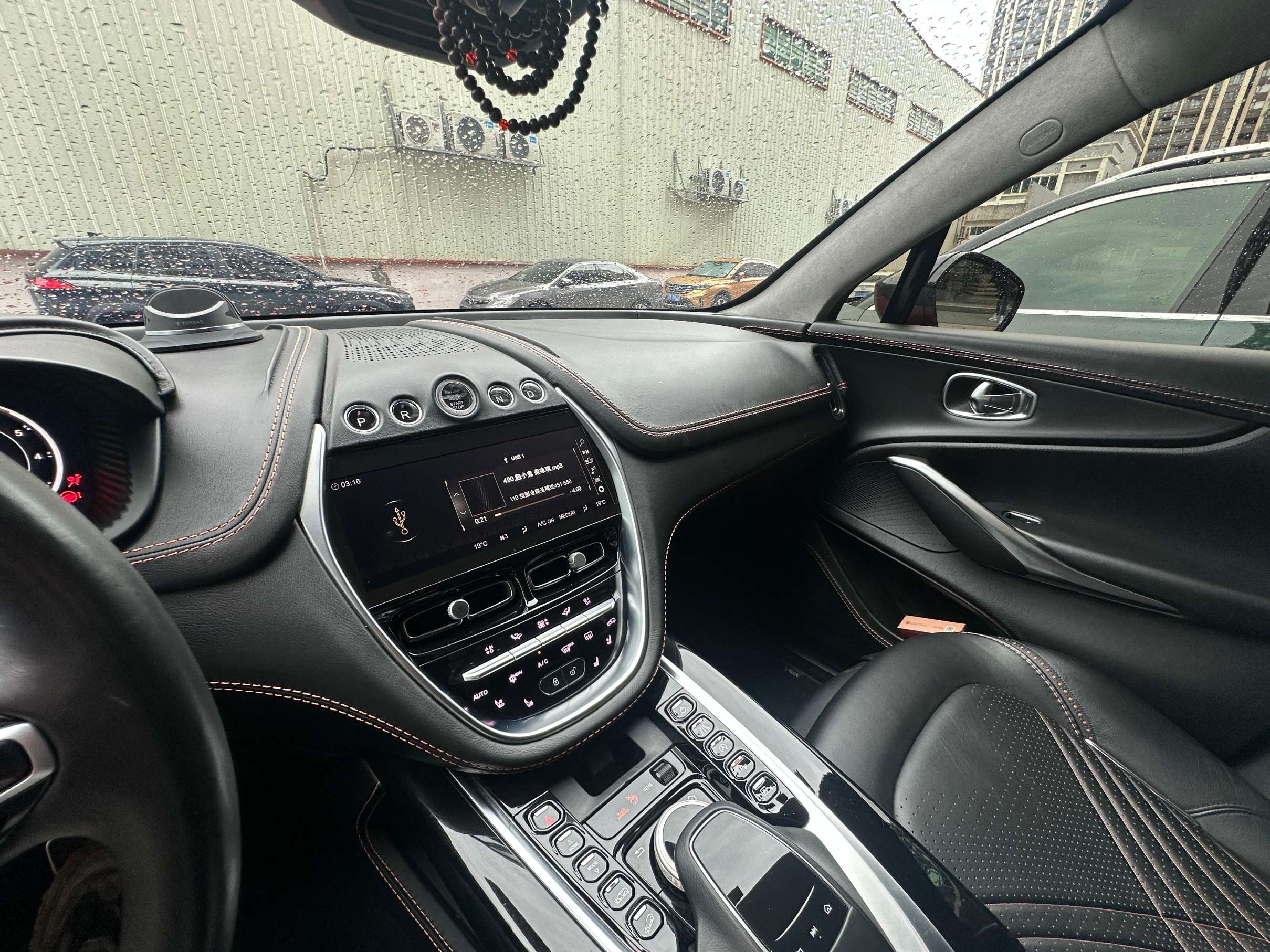 二手阿斯顿·马丁 DBX 珍珠橙/黑色 2021款 4.0T V8 无瑕之焰