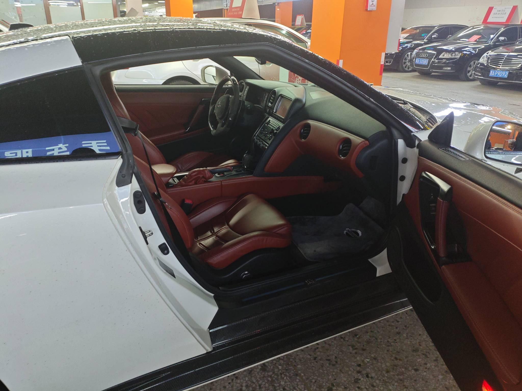 二手日产 GT-R 白色/红色 2015款 3.8T