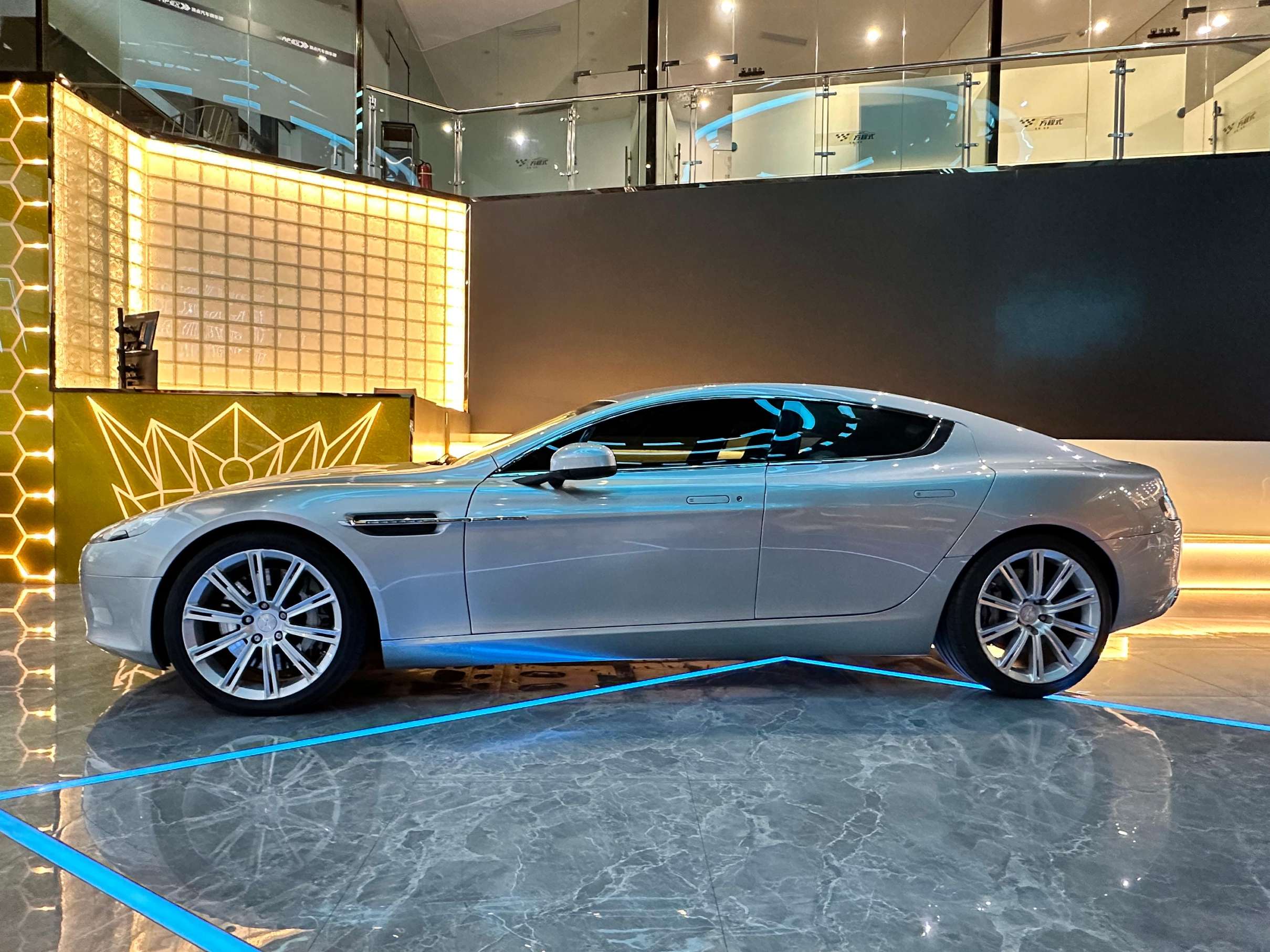 二手阿斯顿·马丁 Rapide 银色/紫色  2013款 6.0L S