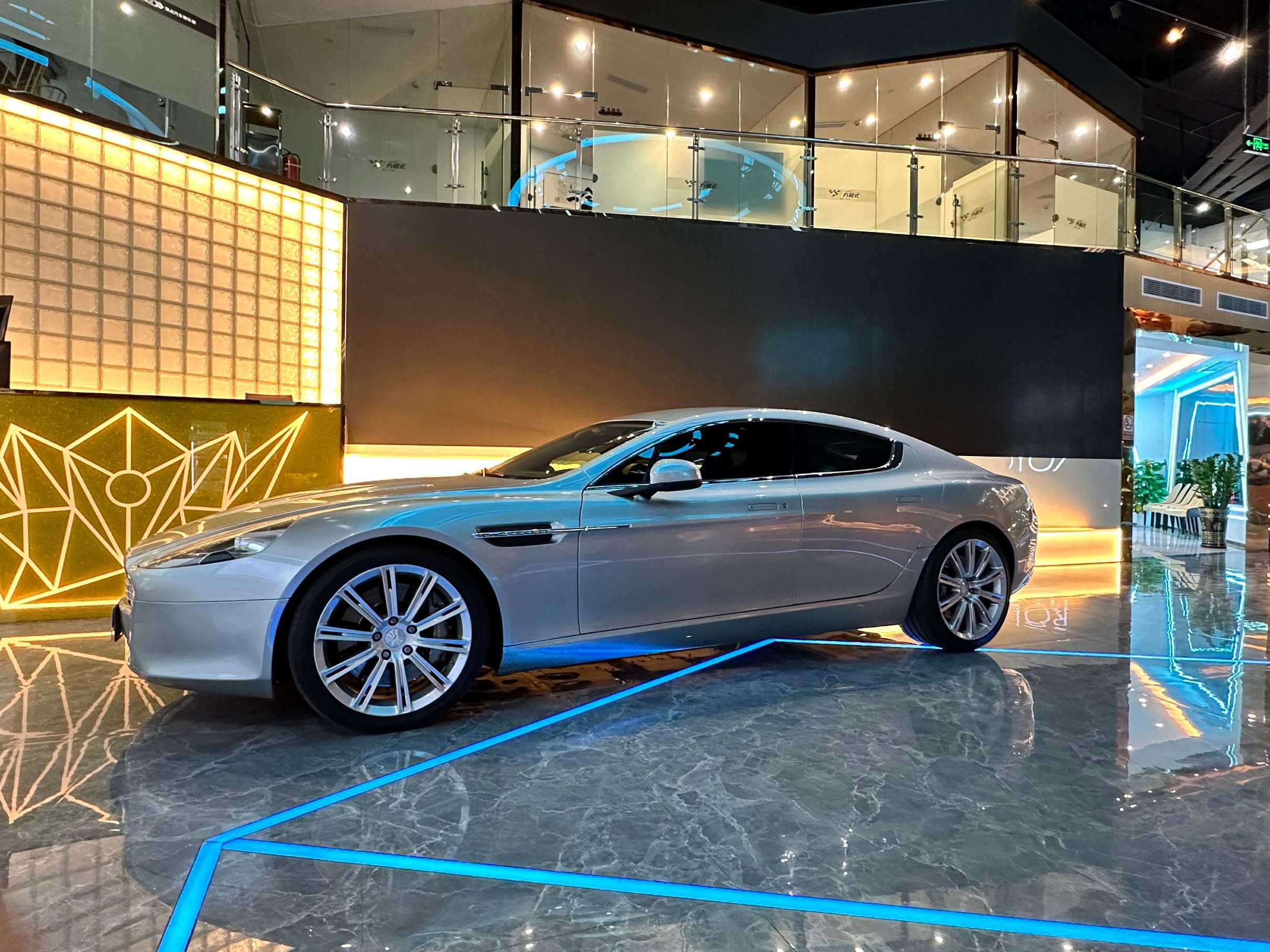 二手阿斯顿·马丁 Rapide 银色/紫色  2013款 6.0L S