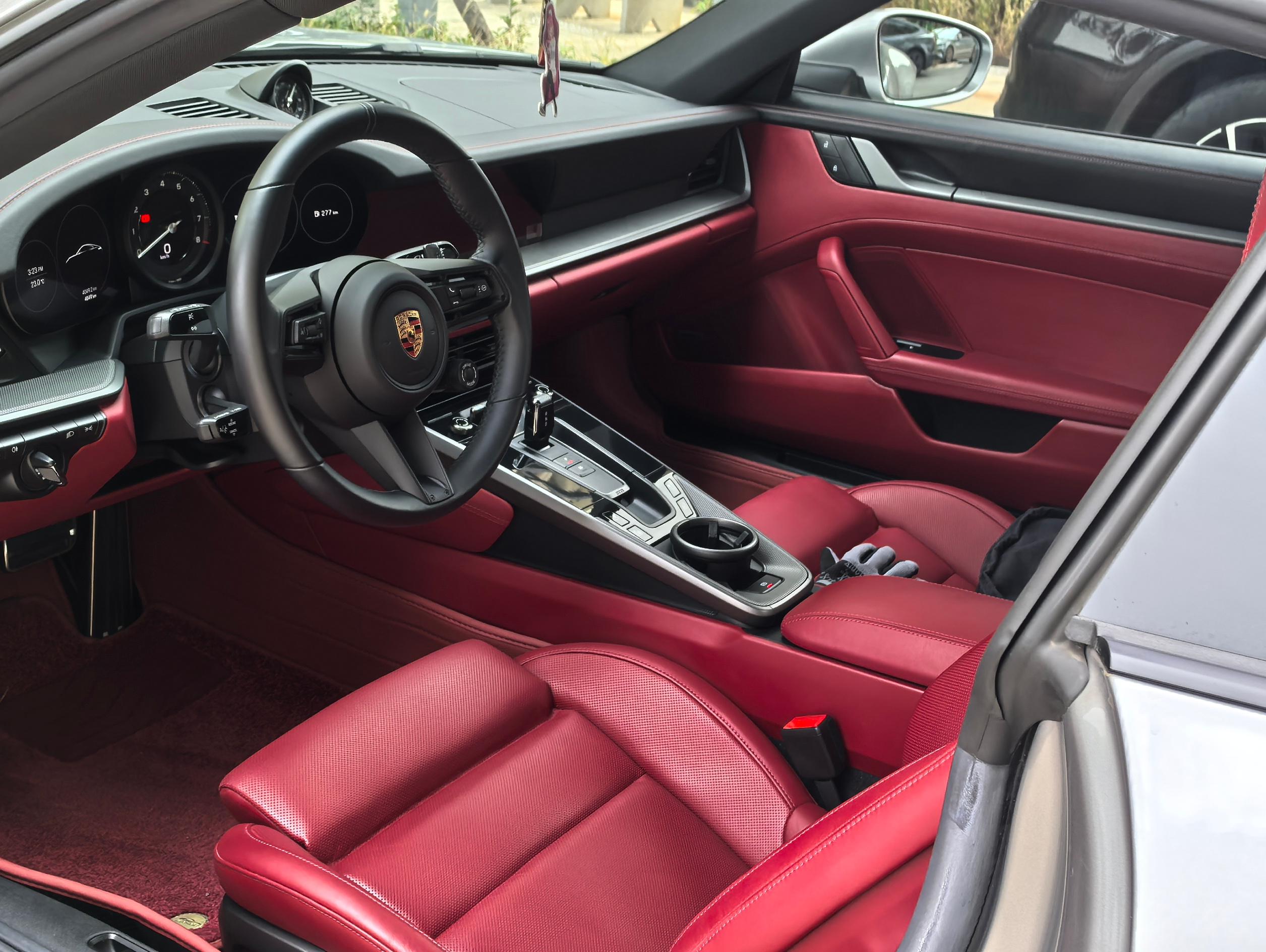 二手保时捷 911 银色/红色 2023款  Carrera 3.0T