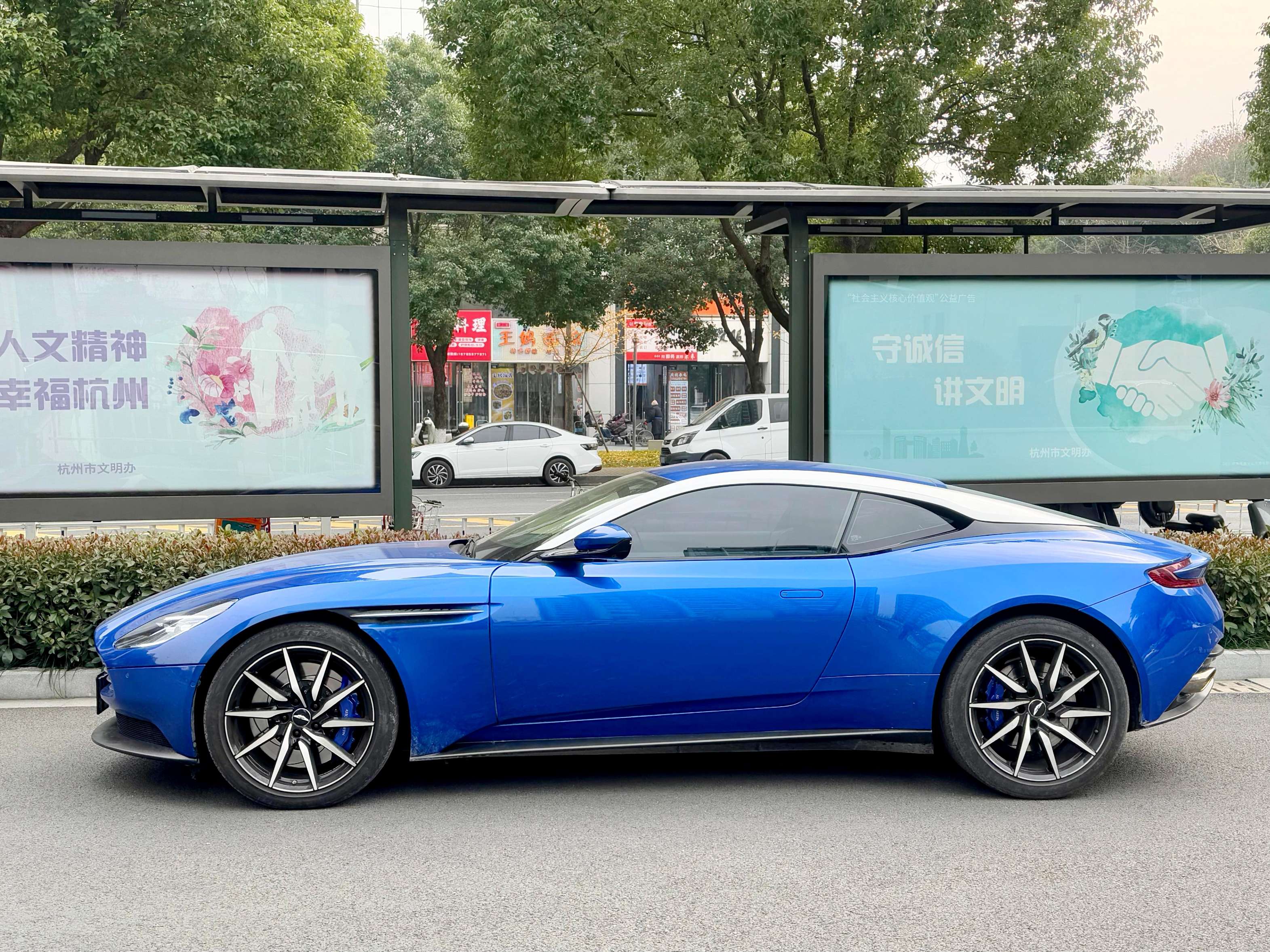 二手阿斯顿·马丁 DB11 南海蓝/白色 2020款 4.0T V8 Coupe