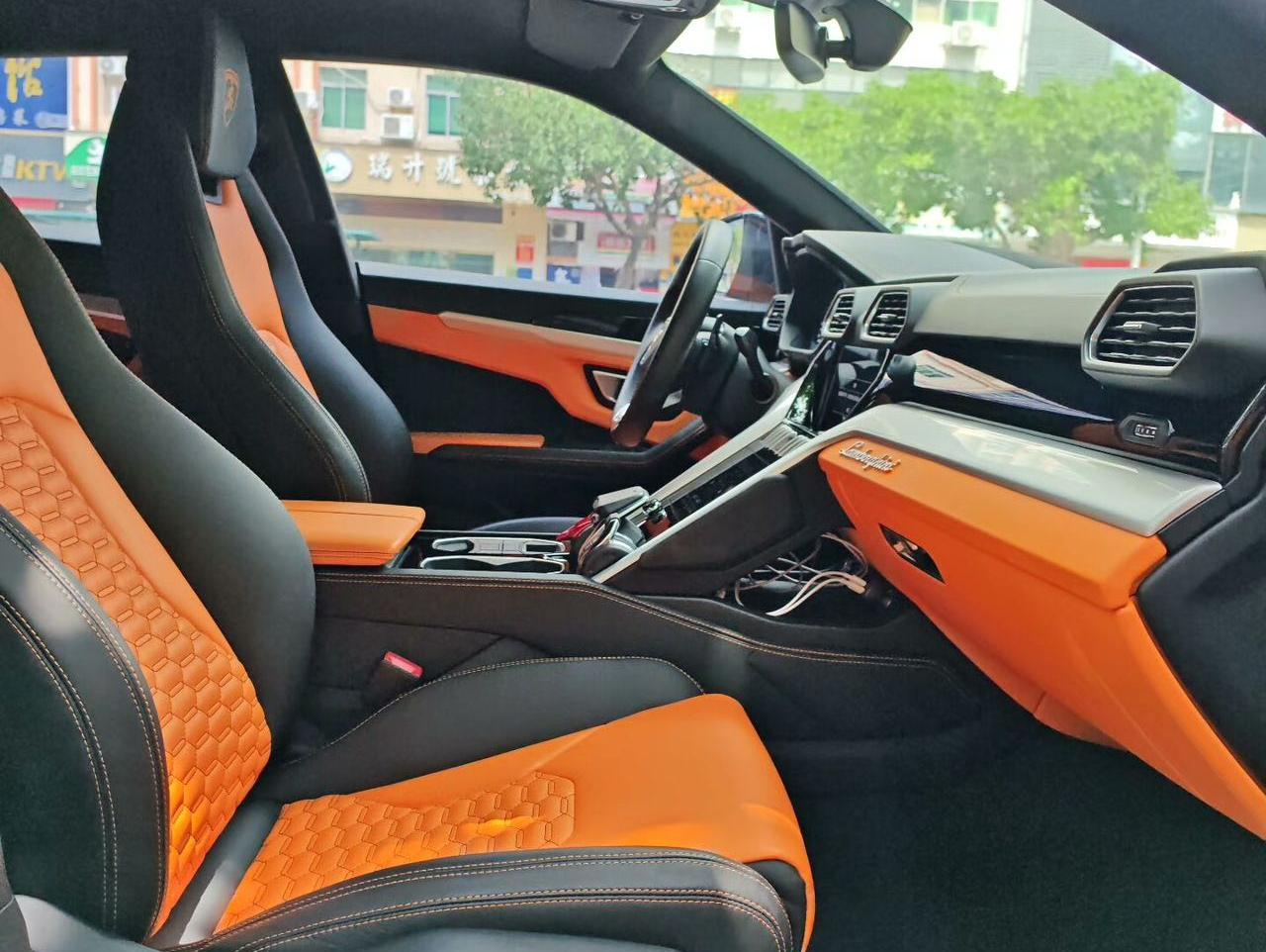 二手兰博基尼 Urus 黑色/橙色 2021款 4.0T V8