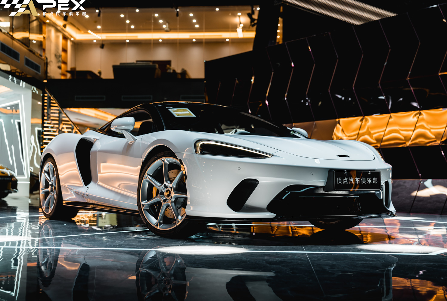 2020 迈凯伦 GT 与 2020 兰博基尼 Huracan EVO