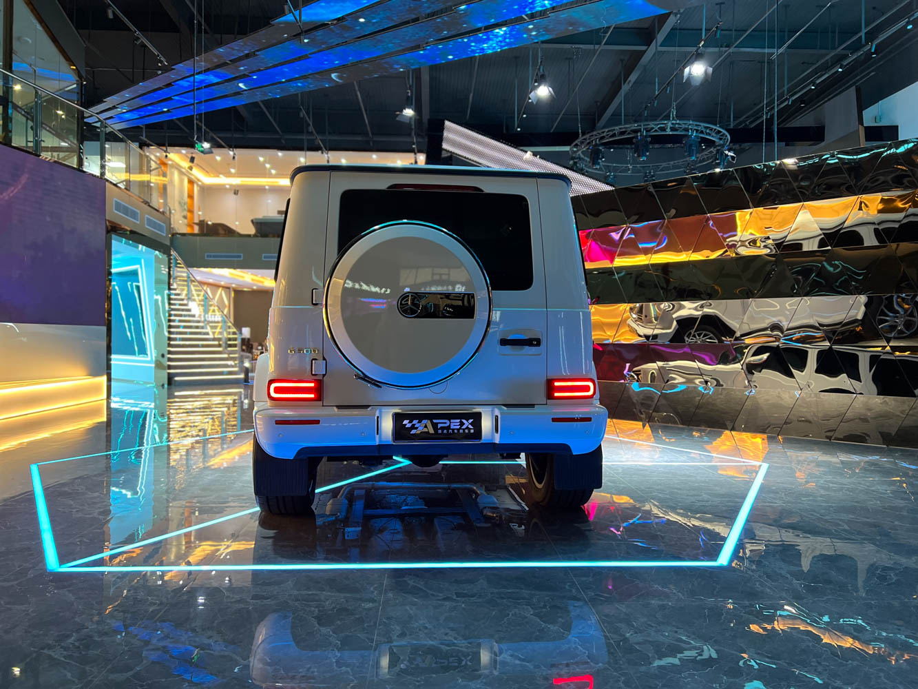 奔驰G级 vs 路虎揽胜：哪个是最好的豪华SUV？