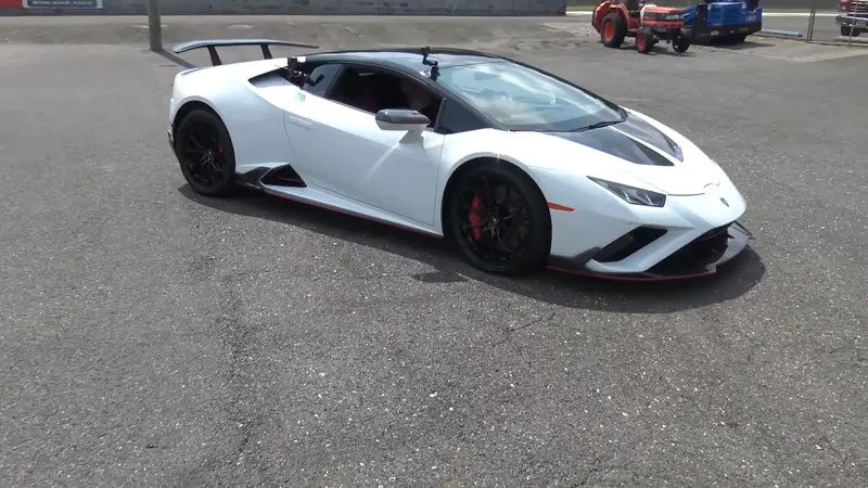 兰博基尼 Huracan EVO 直面强大的法拉利 F8 Tributo