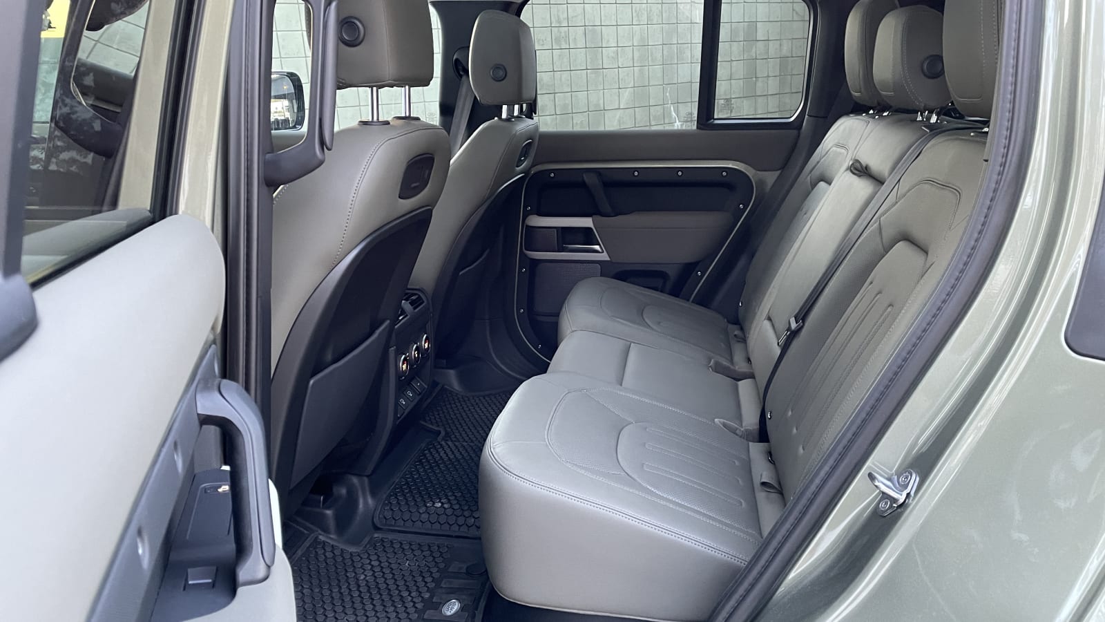 2022 路虎卫士评测 | 保留最好的东西并添加 V8