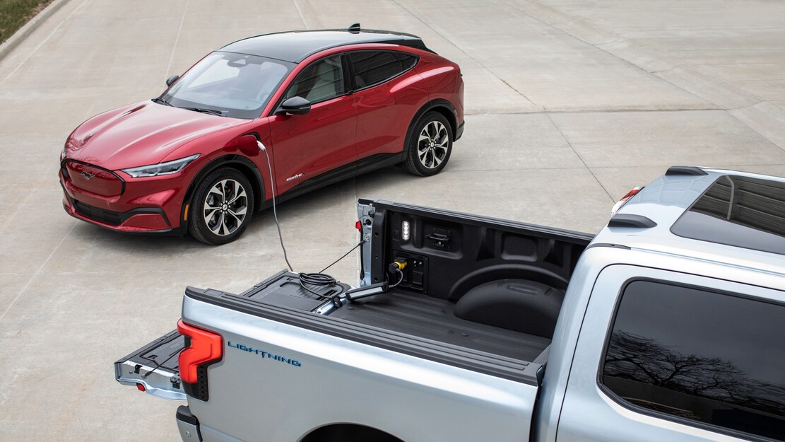 2022 福特 F-150 PowerBoost Hybrid 和 Lightning EV 可为其他电动汽车充电