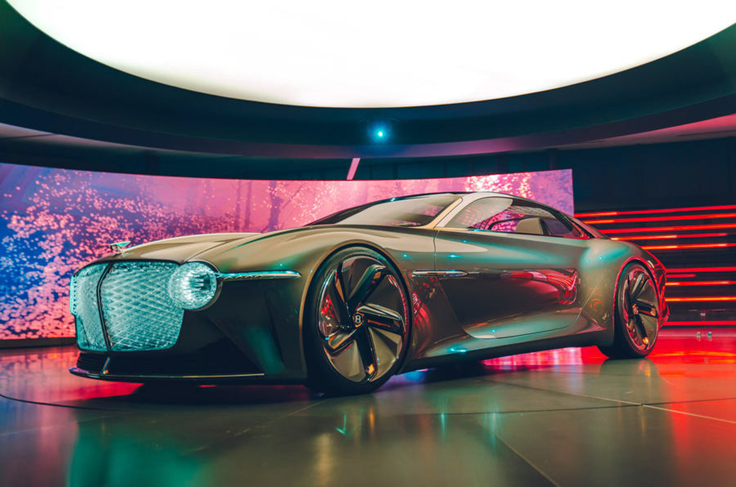 新款2023宾利使用 W12 并预览首款 EV