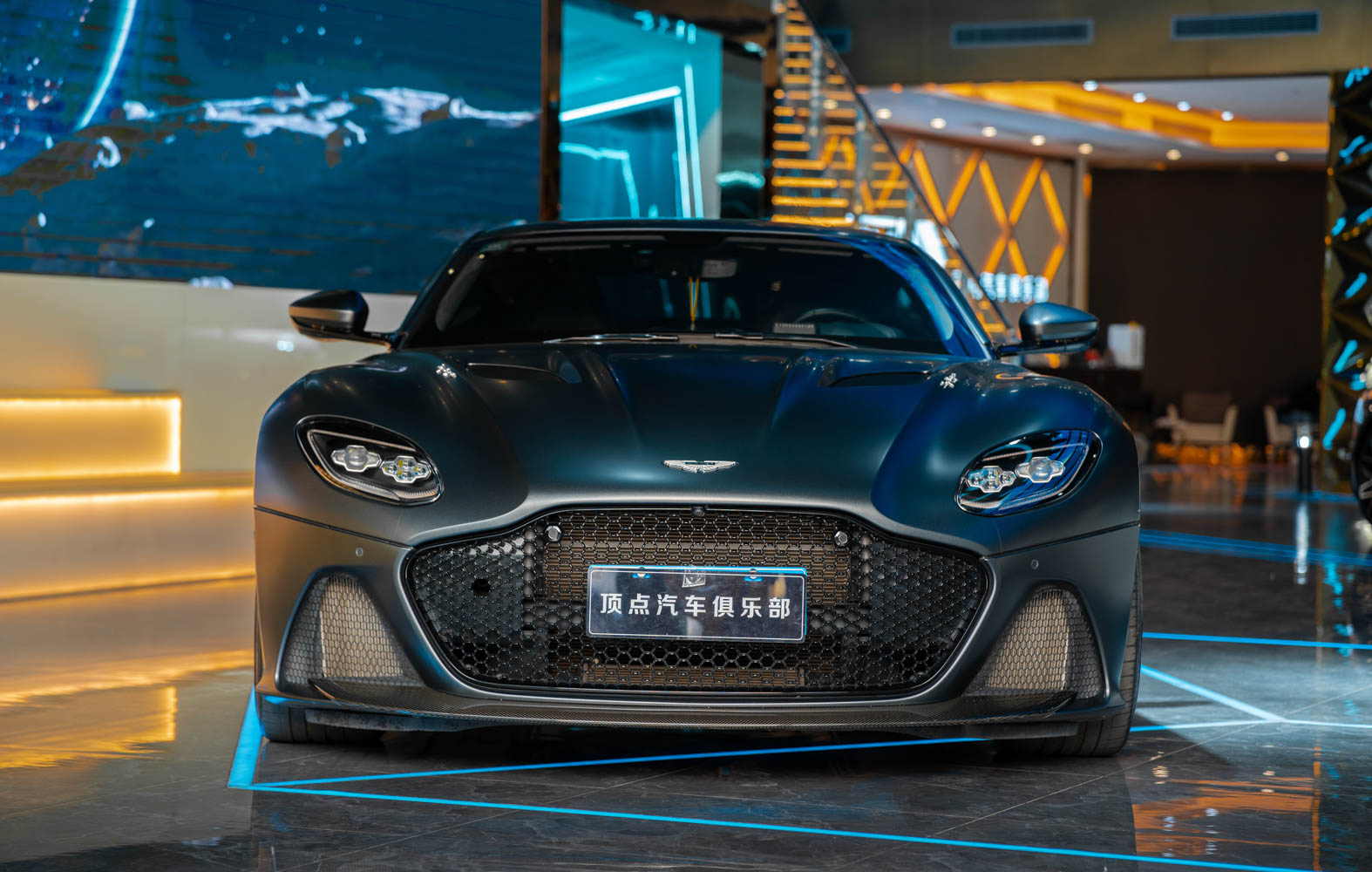 阿斯顿马丁 DBS Superleggera 评测：这是一款重型性能轿跑车