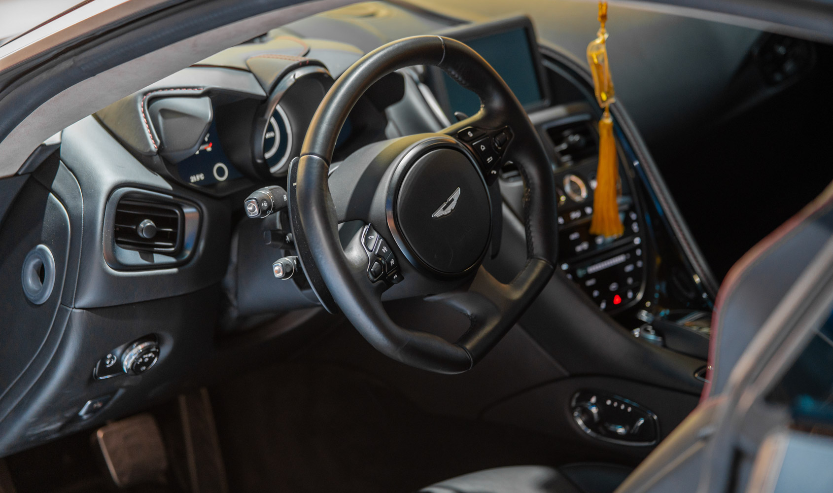 阿斯顿马丁 DBS Superleggera 评测：这是一款重型性能轿跑车