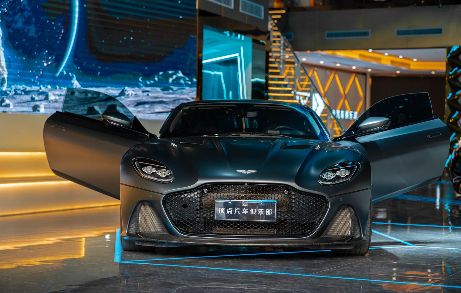 阿斯顿马丁 DBS Superleggera 评测：这是一款重型性能轿跑车