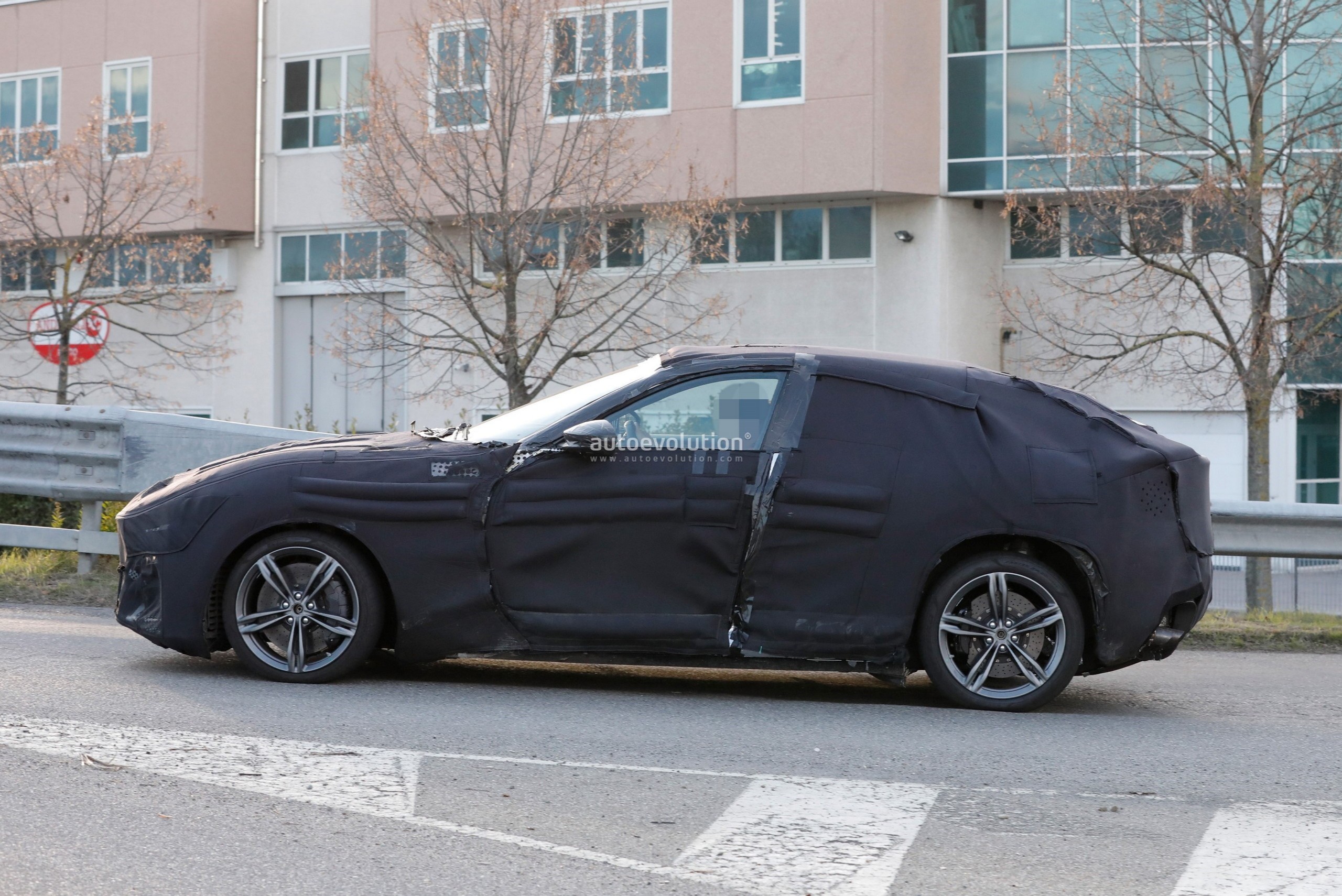 法拉利 Purosangue SUV 将于 2022 年投产