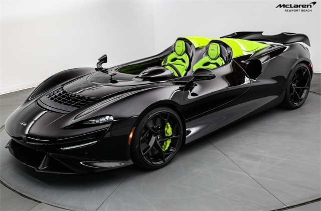 2021 迈凯伦 Elva 采用 Borealis Black 和 Mantis Green