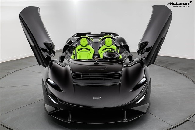 2021 迈凯伦 Elva 采用 Borealis Black 和 Mantis Green
